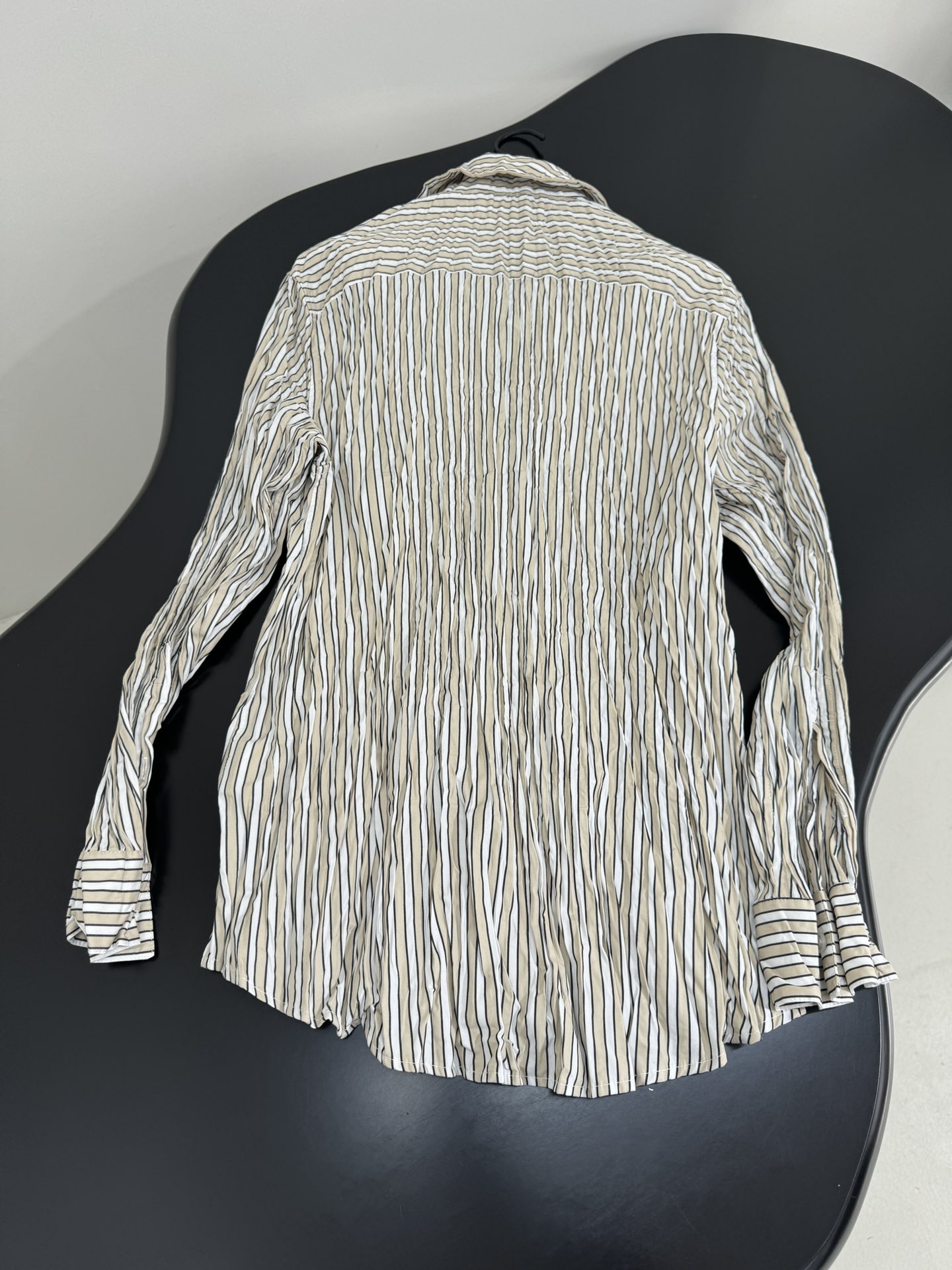 Unique Wrinkle Design Striped Suit with Gender-Equal Striped Shirt in Almond Color - 图片 7