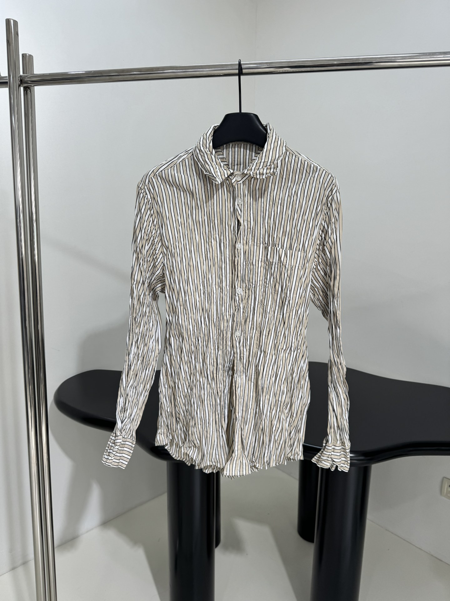 Unique Wrinkle Design Striped Suit with Gender-Equal Striped Shirt in Almond Color - 图片 1