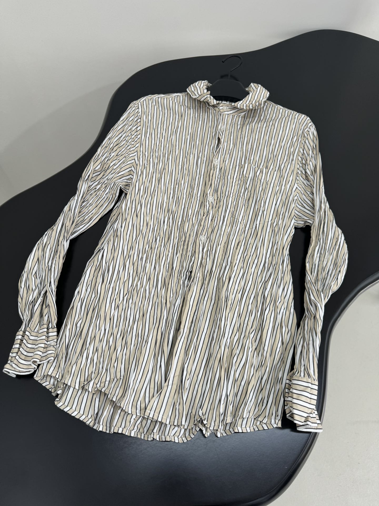 Unique Wrinkle Design Striped Suit with Gender-Equal Striped Shirt in Almond Color - 图片 4