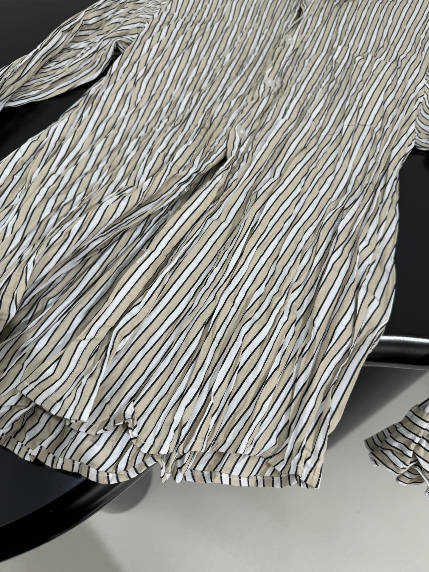 Unique Wrinkle Design Striped Suit with Gender-Equal Striped Shirt in Almond Color - 图片 8