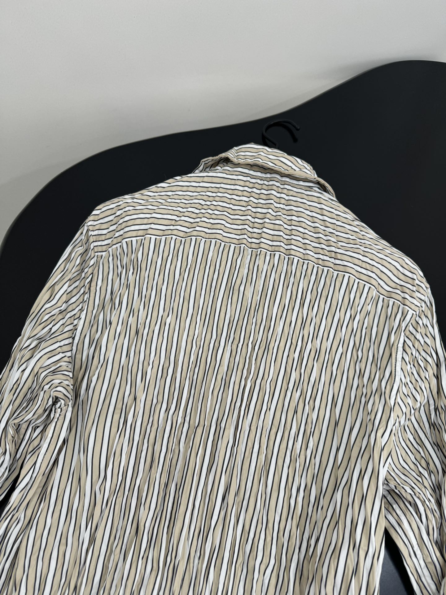 Unique Wrinkle Design Striped Suit with Gender-Equal Striped Shirt in Almond Color - 图片 9