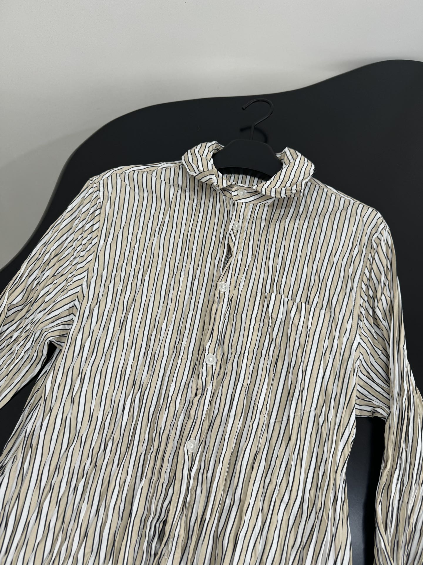 Unique Wrinkle Design Striped Suit with Gender-Equal Striped Shirt in Almond Color - 图片 5
