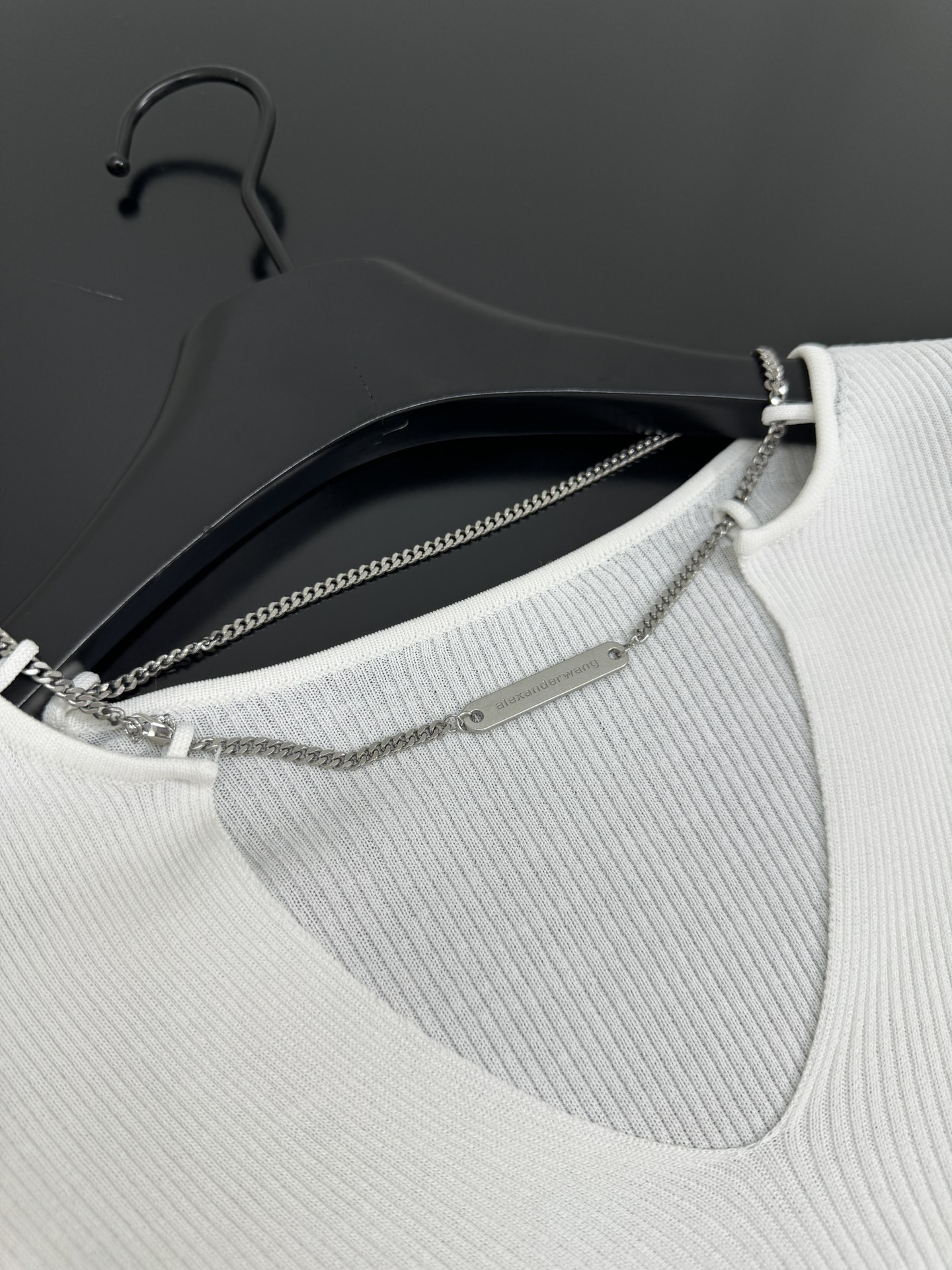 Stylish V-Collar Sweater by Alexandre Wang with Metal Chain Detail & Bullet Buttons - 图片 6