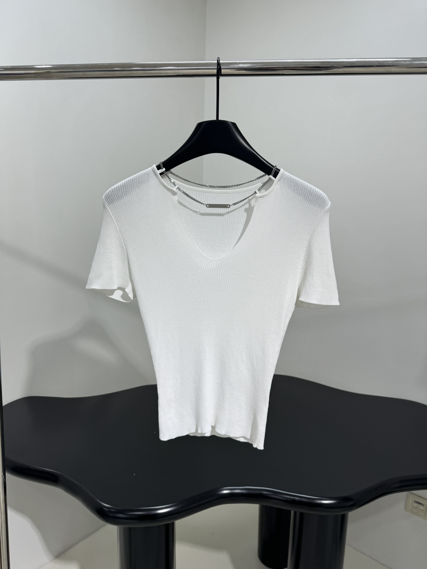 Stylish V-Collar Sweater by Alexandre Wang with Metal Chain Detail & Bullet Buttons - 图片 1