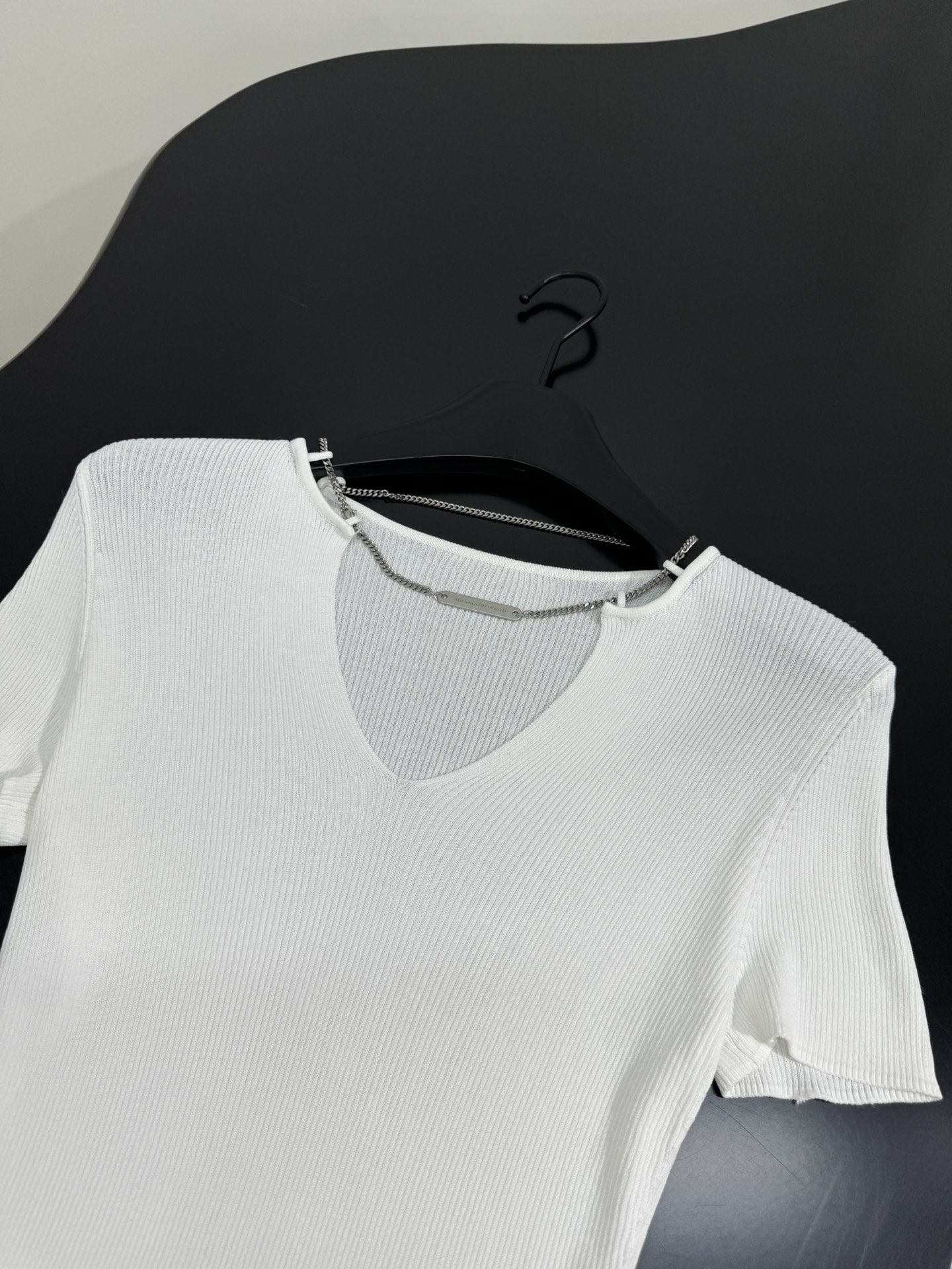 Stylish V-Collar Sweater by Alexandre Wang with Metal Chain Detail & Bullet Buttons - 图片 7
