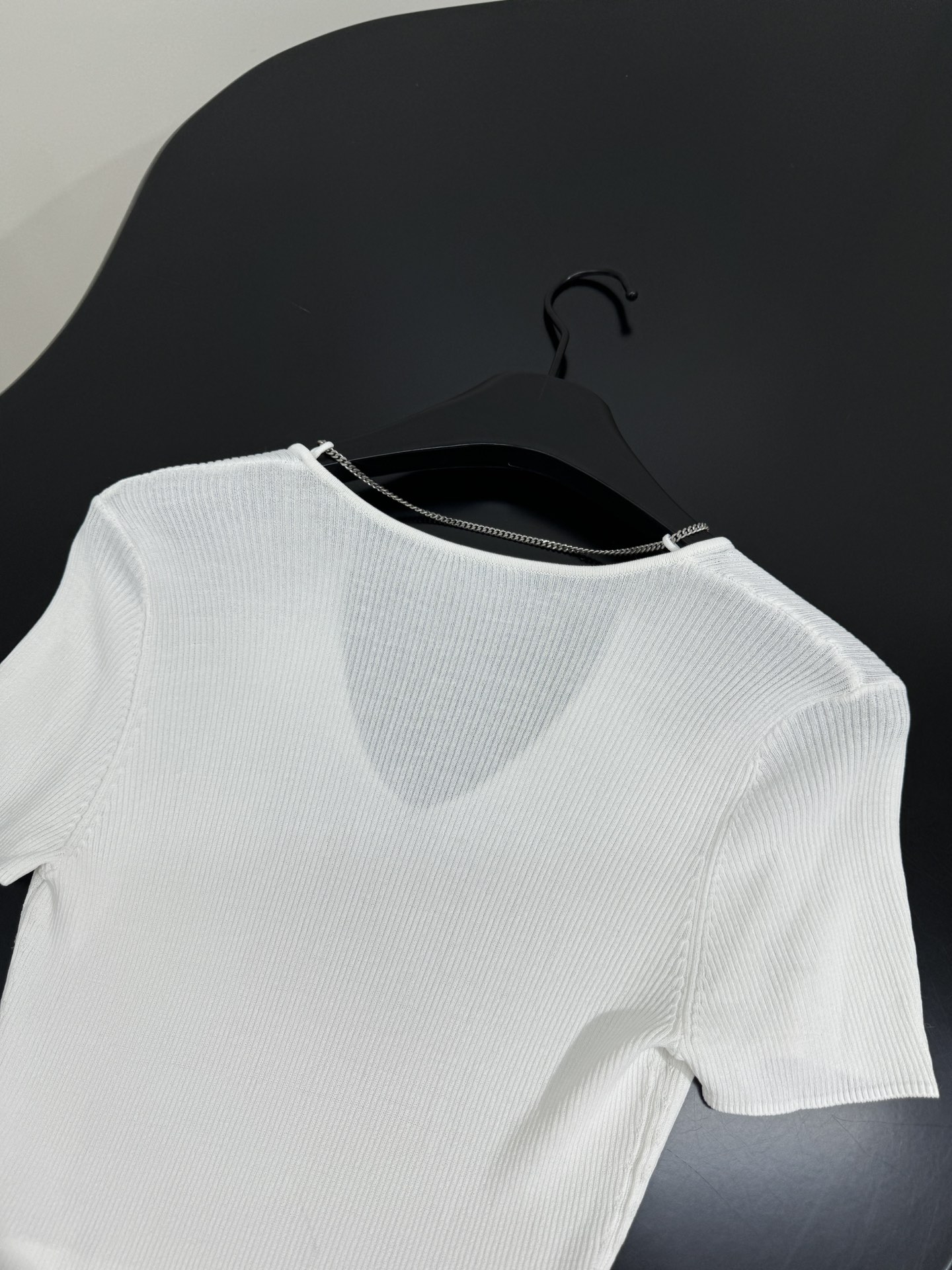 Stylish V-Collar Sweater by Alexandre Wang with Metal Chain Detail & Bullet Buttons - 图片 9