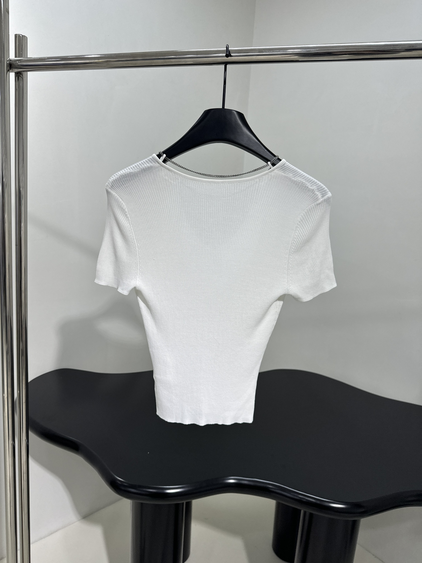 Stylish V-Collar Sweater by Alexandre Wang with Metal Chain Detail & Bullet Buttons - 图片 3