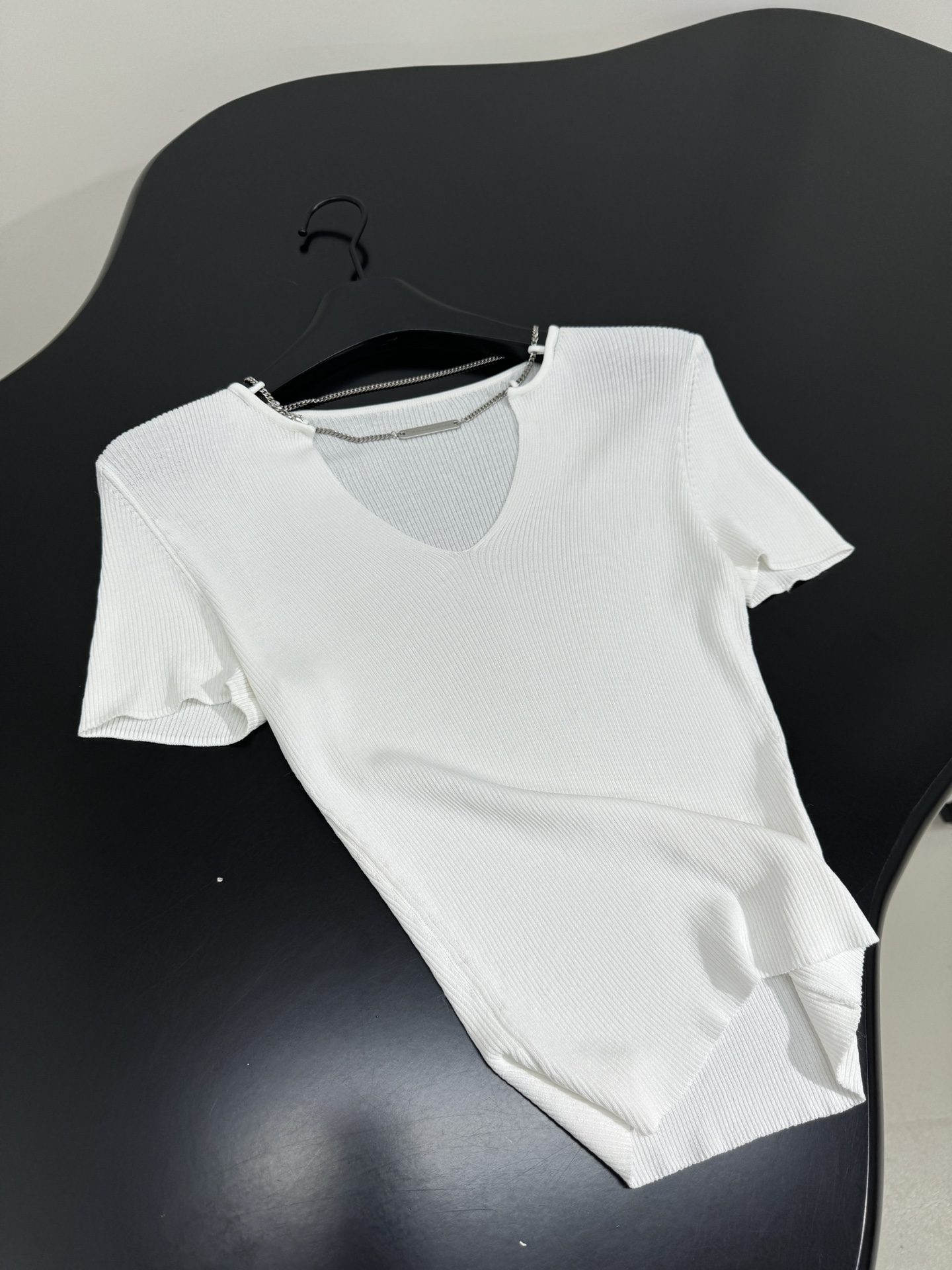 Stylish V-Collar Sweater by Alexandre Wang with Metal Chain Detail & Bullet Buttons - 图片 5