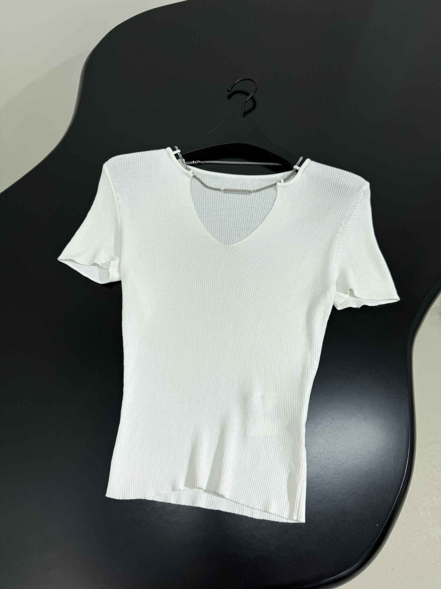 Stylish V-Collar Sweater by Alexandre Wang with Metal Chain Detail & Bullet Buttons - 图片 4