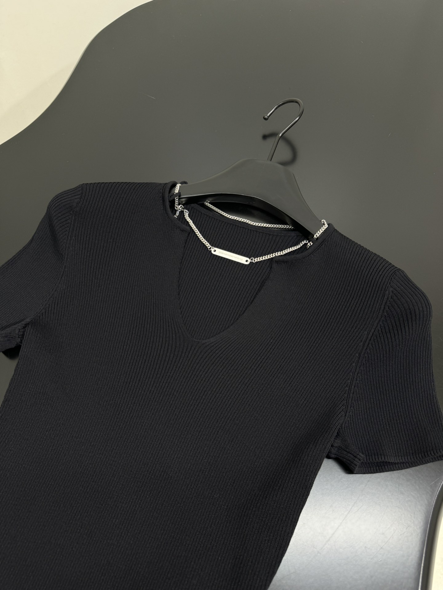 Fashionable V-Collar Wool Sweater with Metal Chains by Alexandre Wang in Black and White - 图片 5