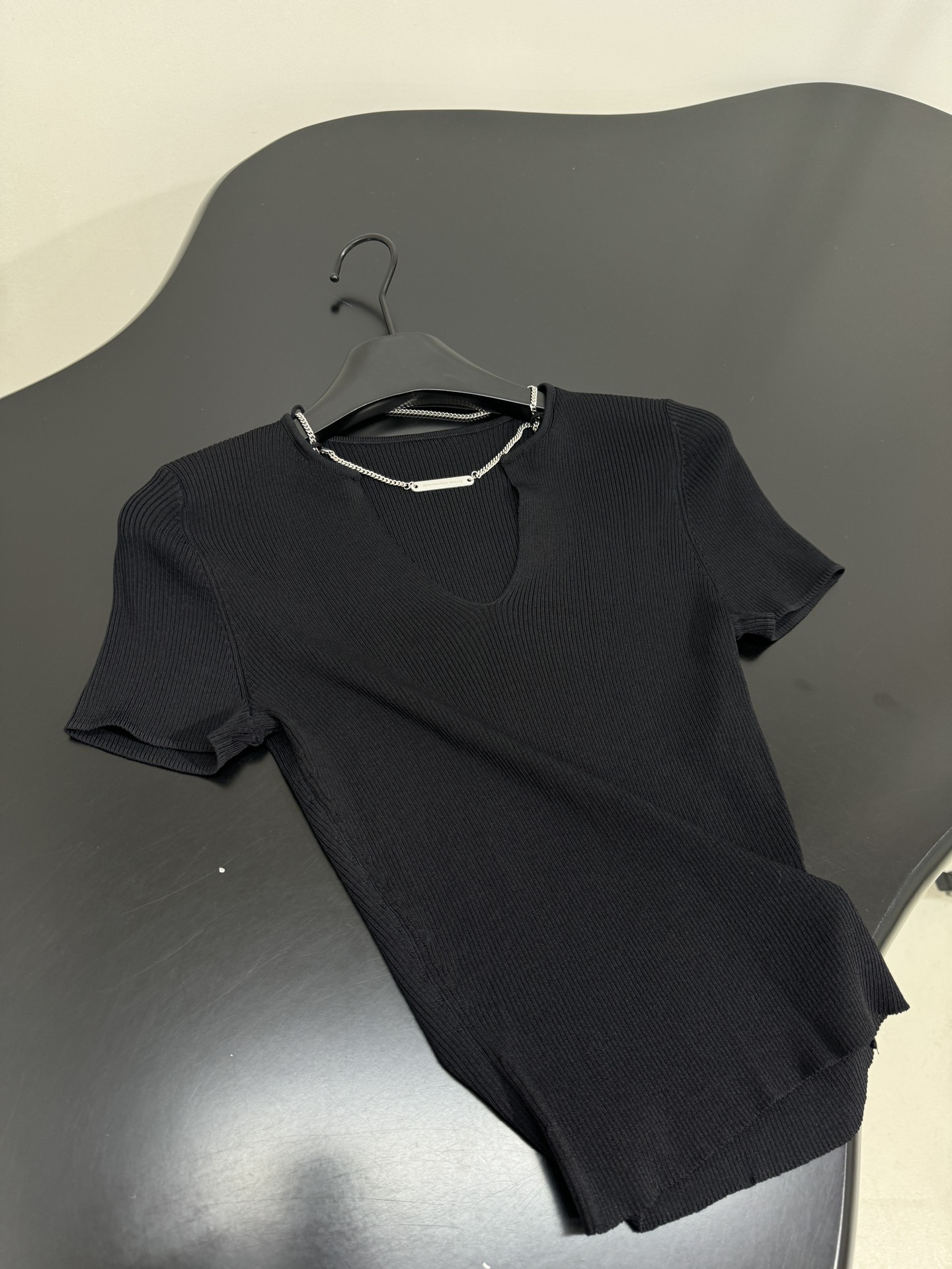 Fashionable V-Collar Wool Sweater with Metal Chains by Alexandre Wang in Black and White - 图片 7
