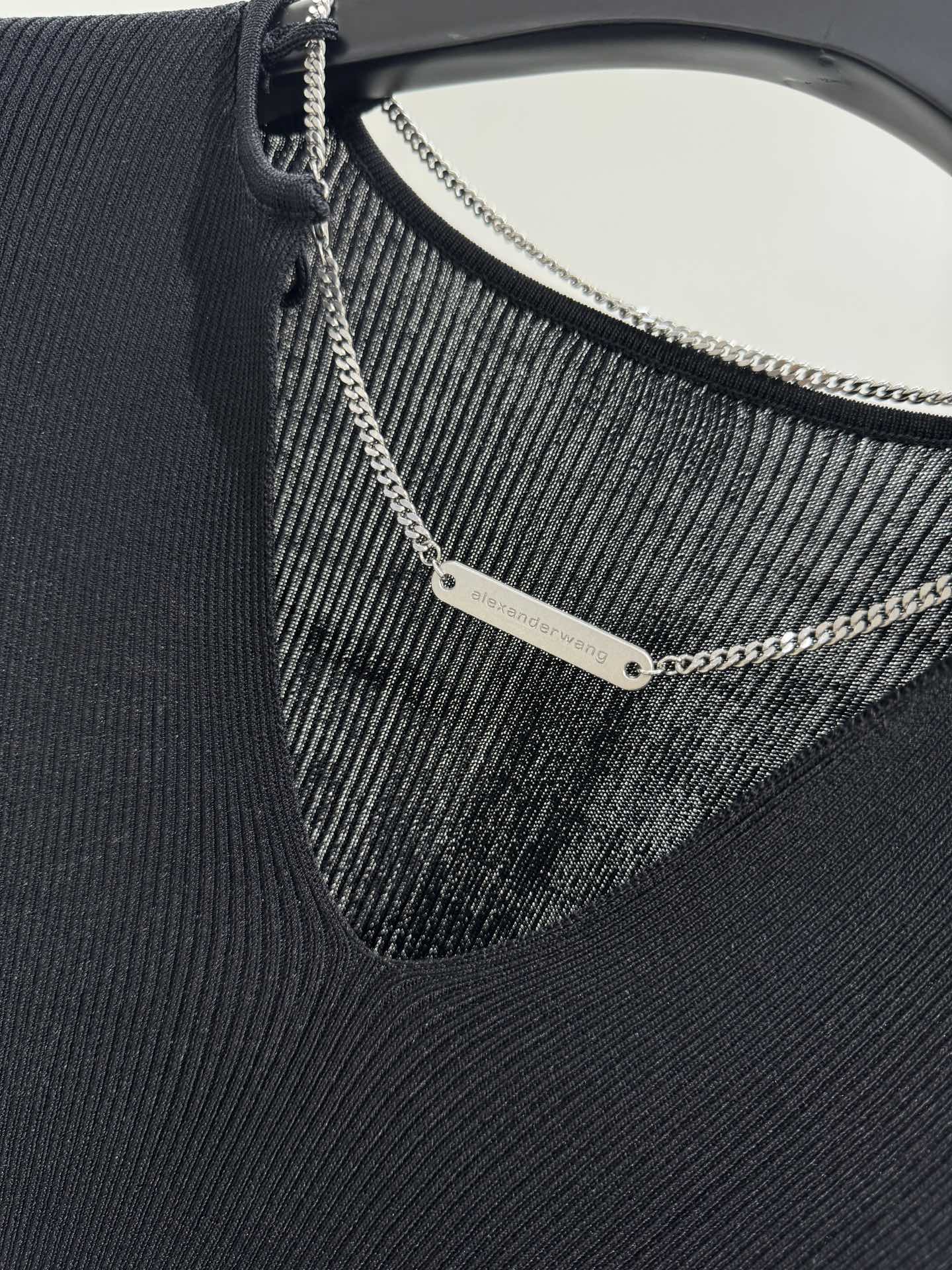 Fashionable V-Collar Wool Sweater with Metal Chains by Alexandre Wang in Black and White - 图片 2