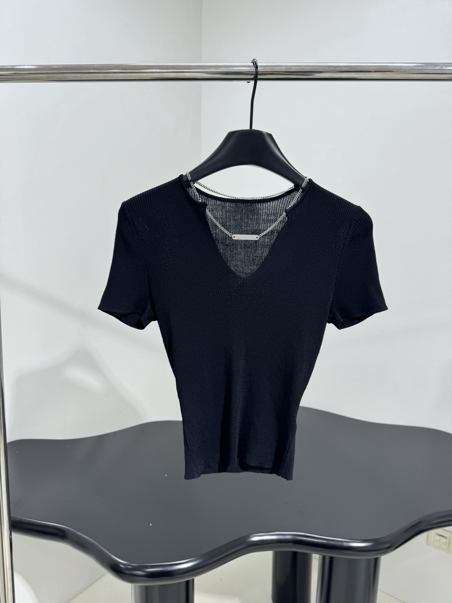 Fashionable V-Collar Wool Sweater with Metal Chains by Alexandre Wang in Black and White - 图片 1