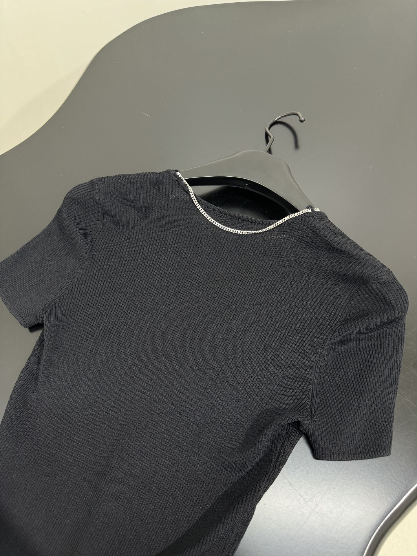 Fashionable V-Collar Wool Sweater with Metal Chains by Alexandre Wang in Black and White - 图片 9