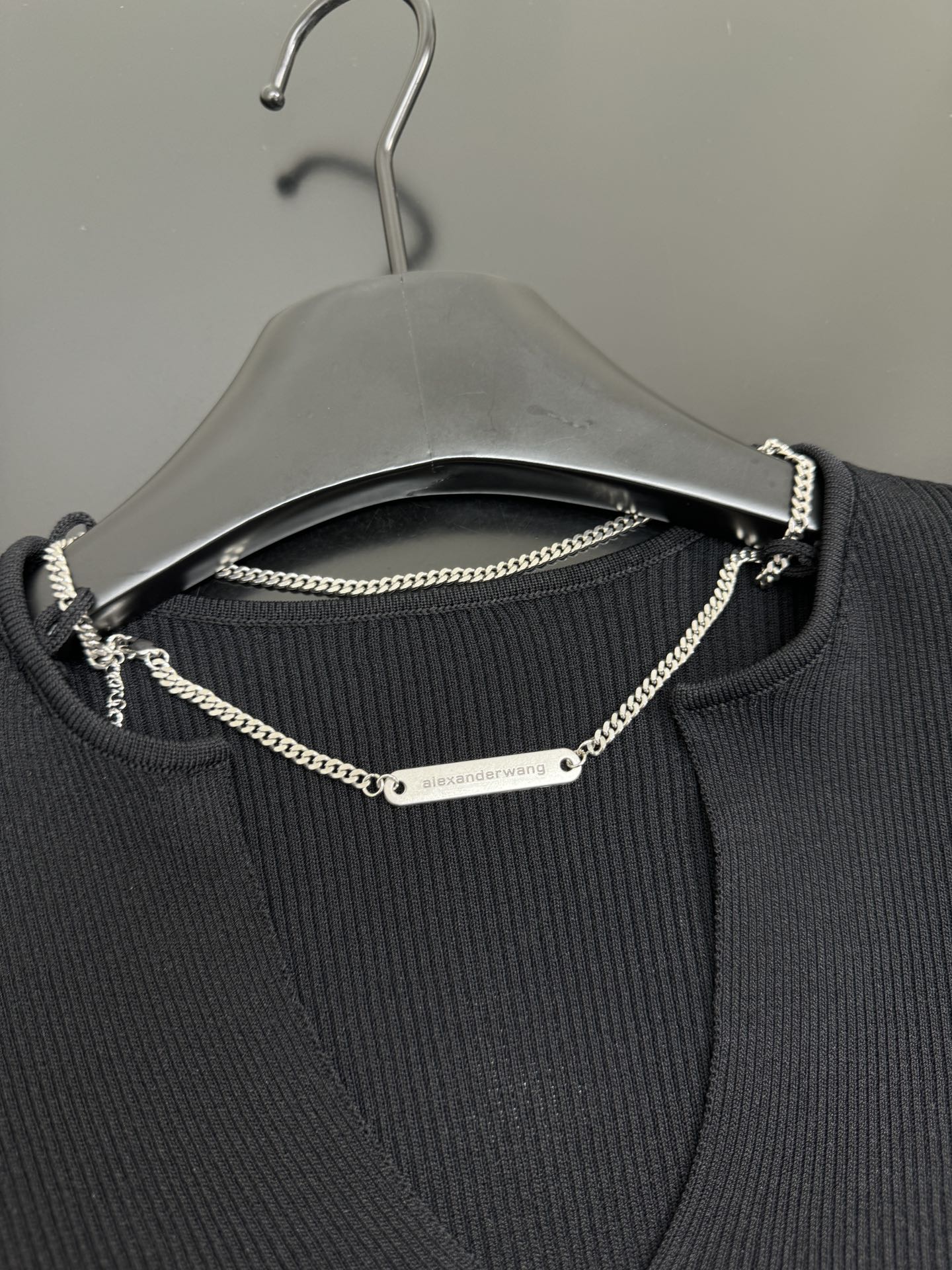 Fashionable V-Collar Wool Sweater with Metal Chains by Alexandre Wang in Black and White - 图片 6