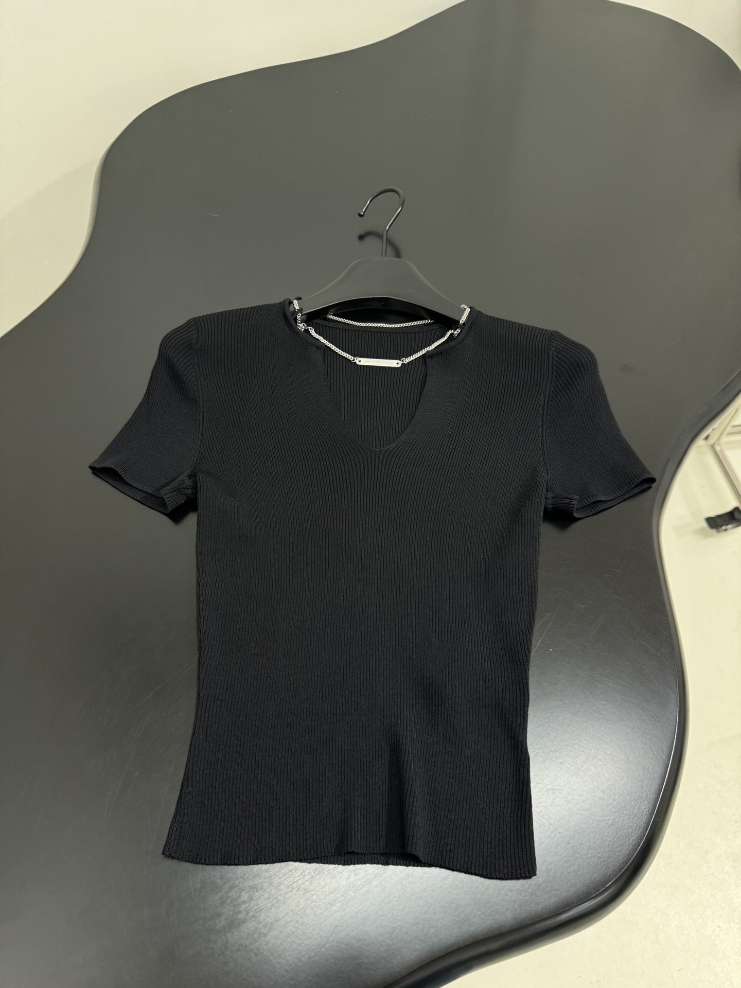 Fashionable V-Collar Wool Sweater with Metal Chains by Alexandre Wang in Black and White - 图片 4