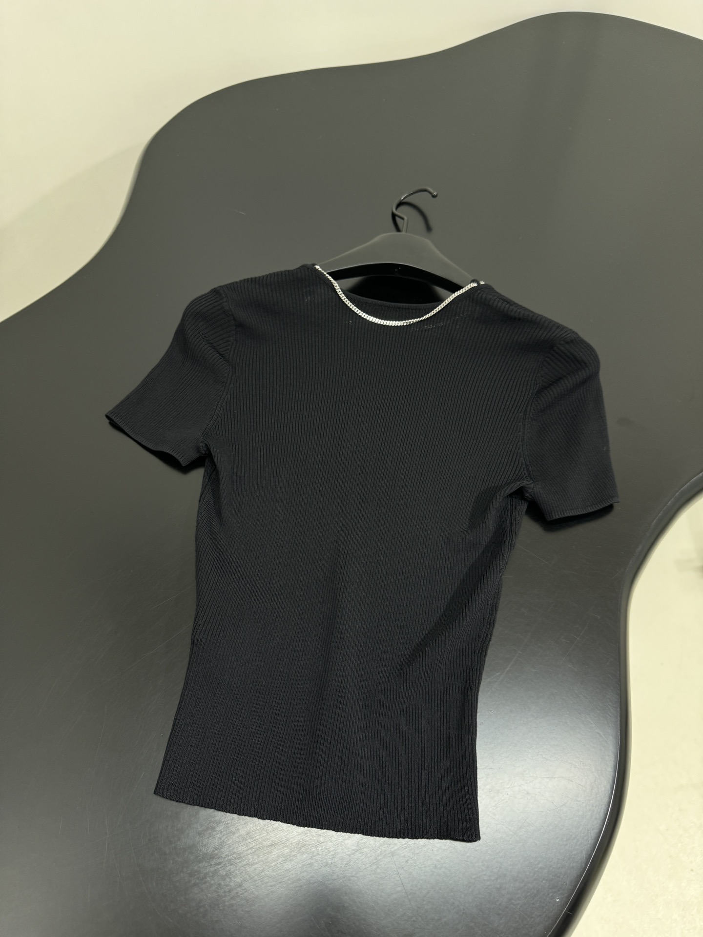 Fashionable V-Collar Wool Sweater with Metal Chains by Alexandre Wang in Black and White - 图片 8