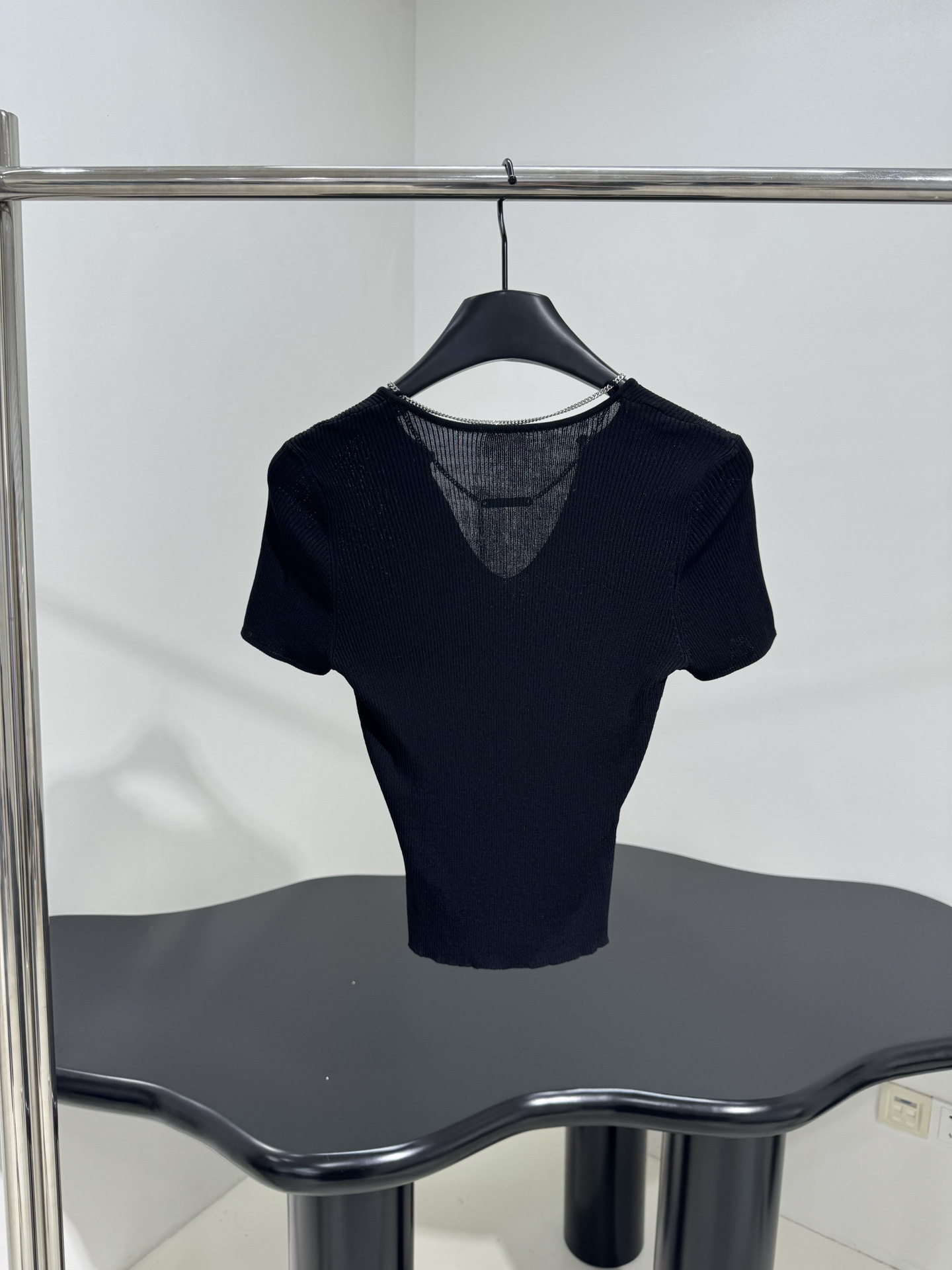 Fashionable V-Collar Wool Sweater with Metal Chains by Alexandre Wang in Black and White - 图片 3