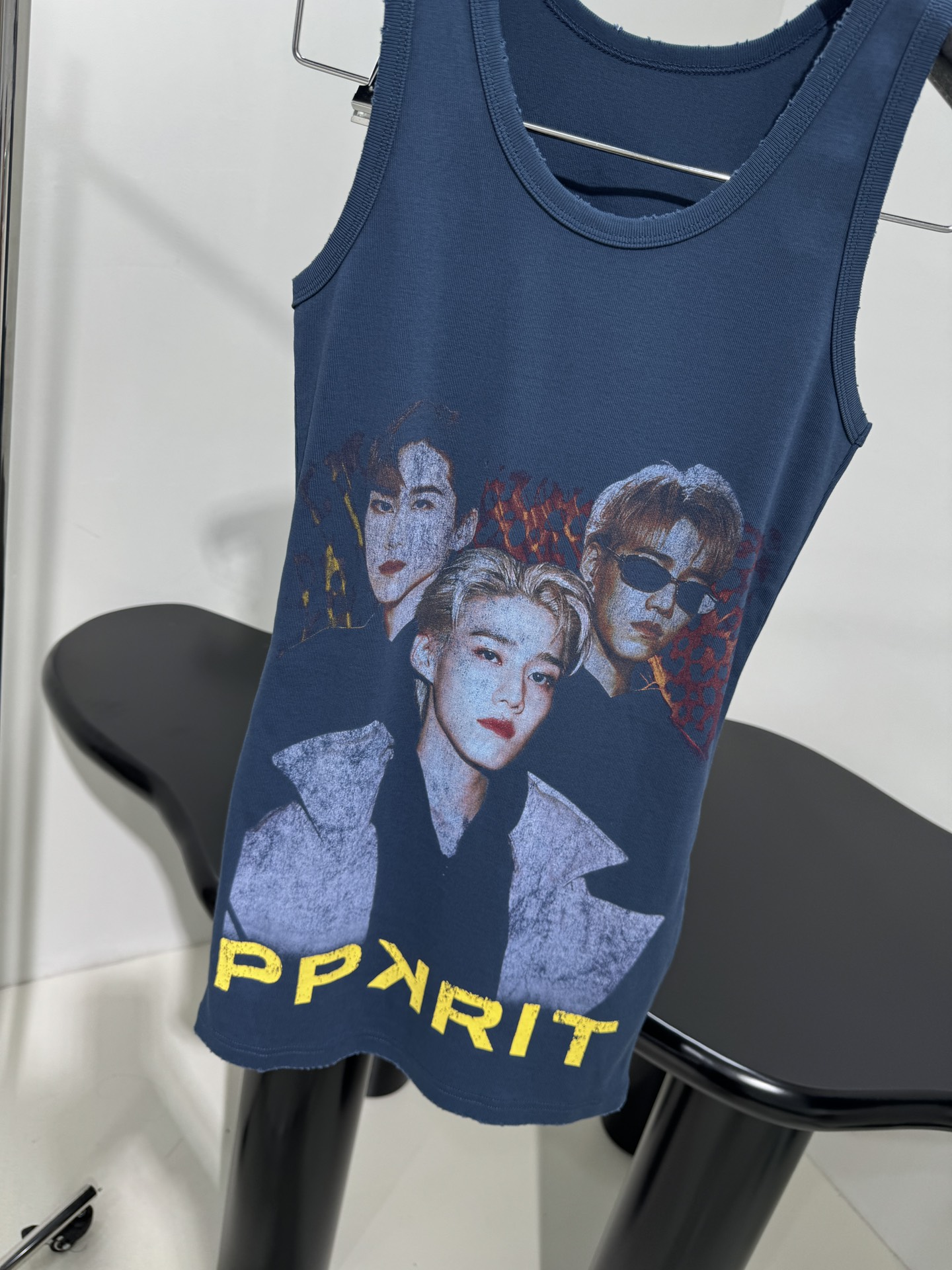 Balenciaga’s Custom Female Suit with PP KRIT Vest: Gender Equality and Artistic Design - 图片 2