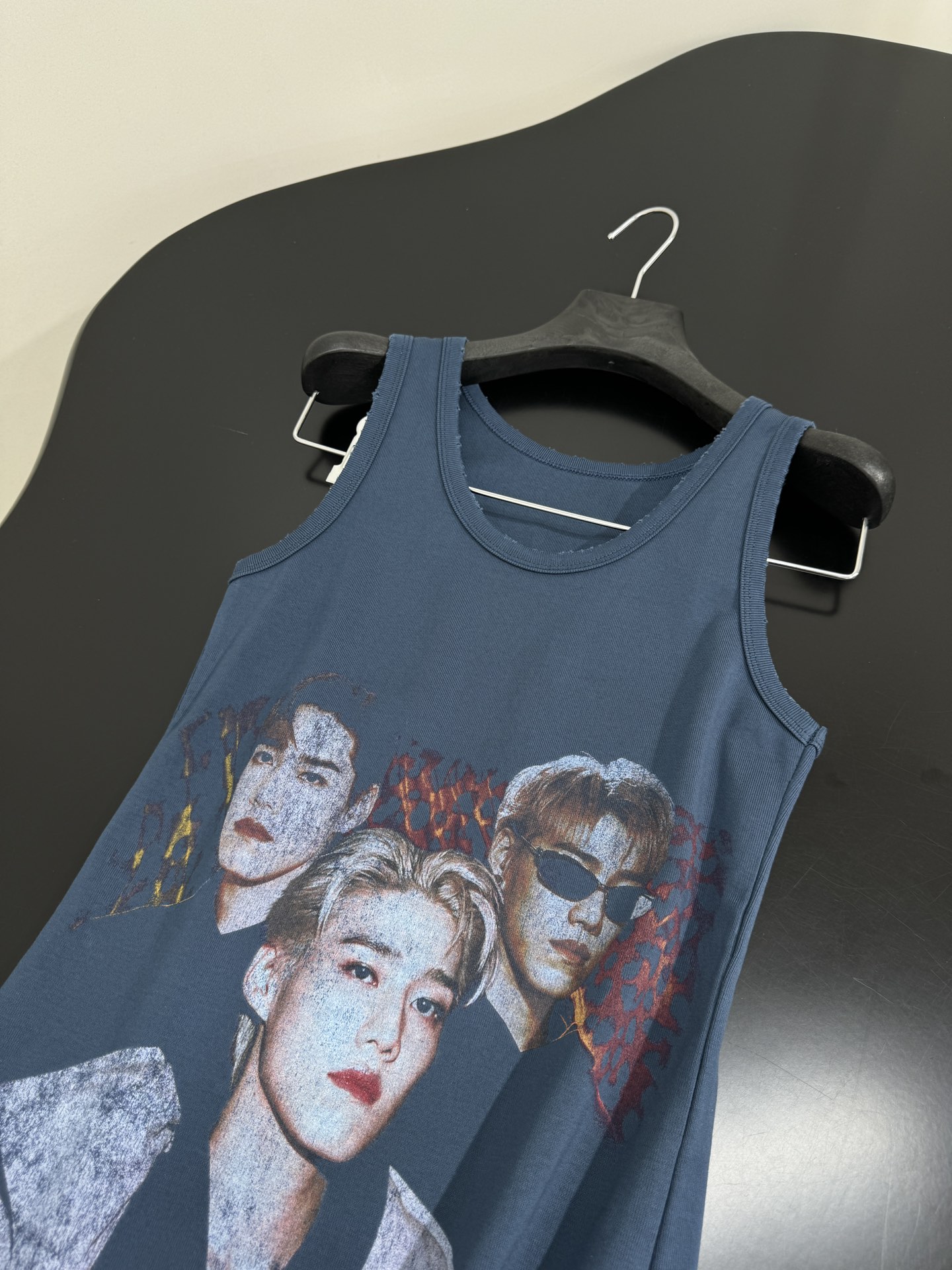 Balenciaga’s Custom Female Suit with PP KRIT Vest: Gender Equality and Artistic Design - 图片 7