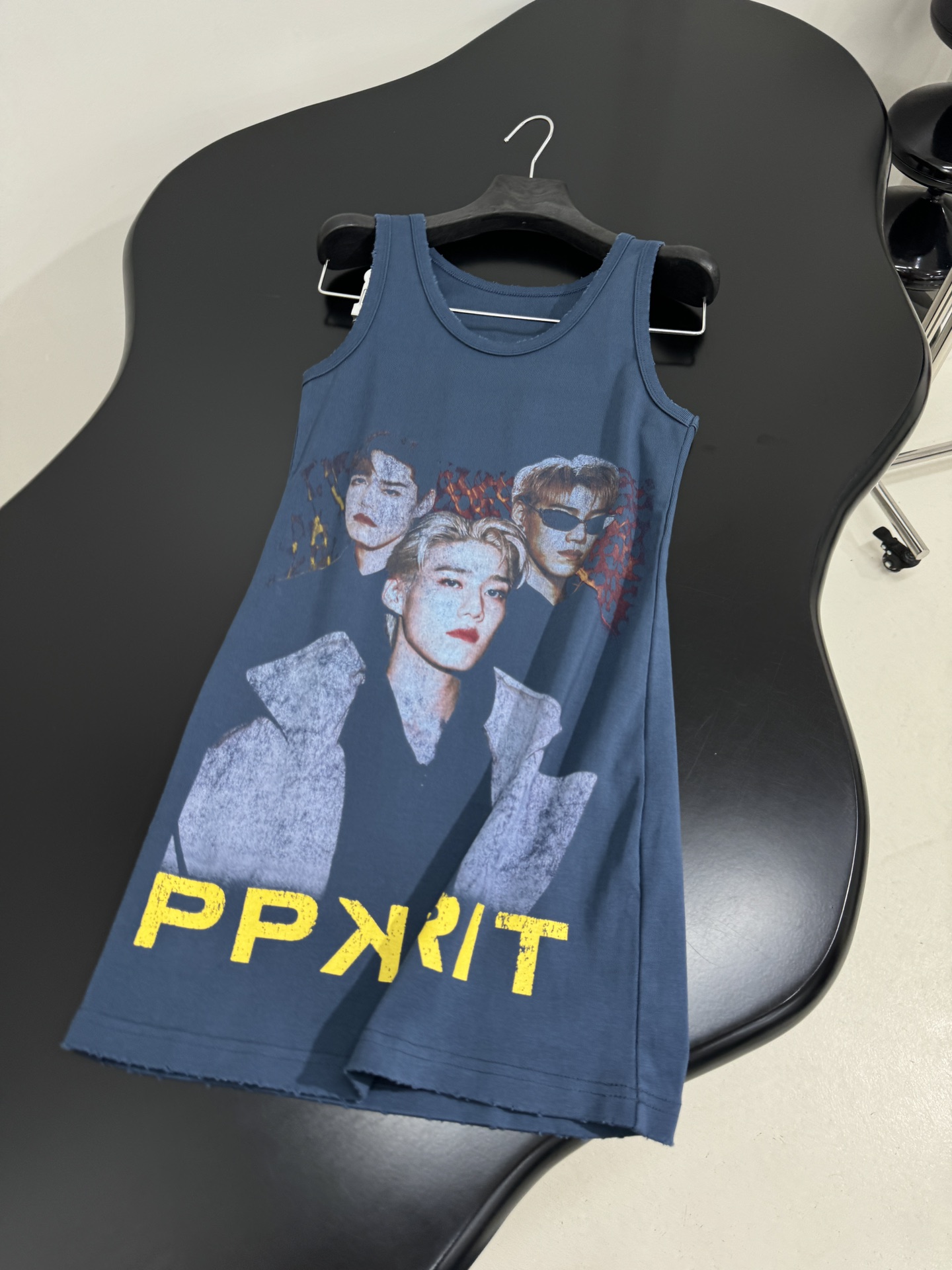 Balenciaga’s Custom Female Suit with PP KRIT Vest: Gender Equality and Artistic Design - 图片 5