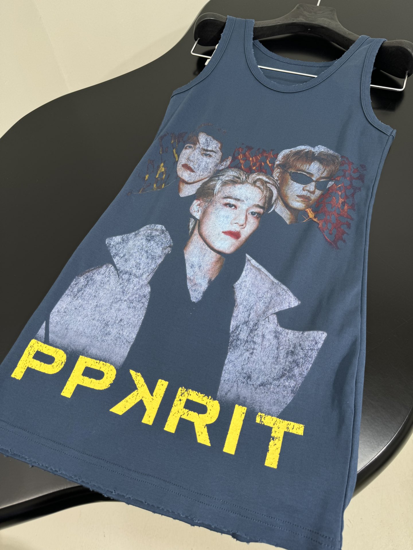 Balenciaga’s Custom Female Suit with PP KRIT Vest: Gender Equality and Artistic Design - 图片 8