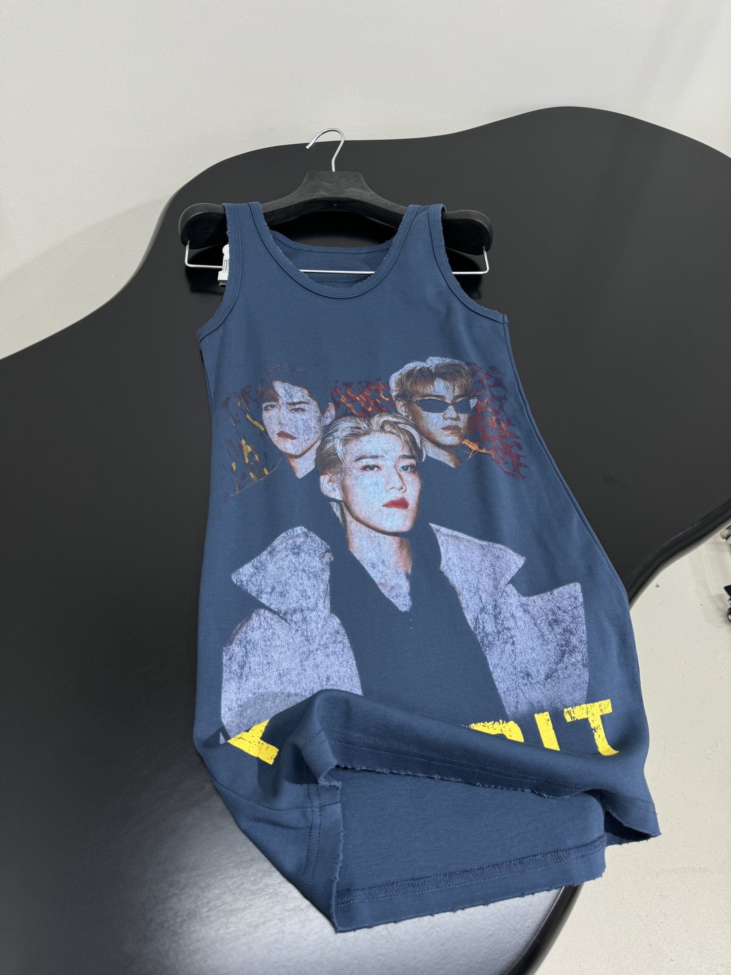 Balenciaga’s Custom Female Suit with PP KRIT Vest: Gender Equality and Artistic Design - 图片 6