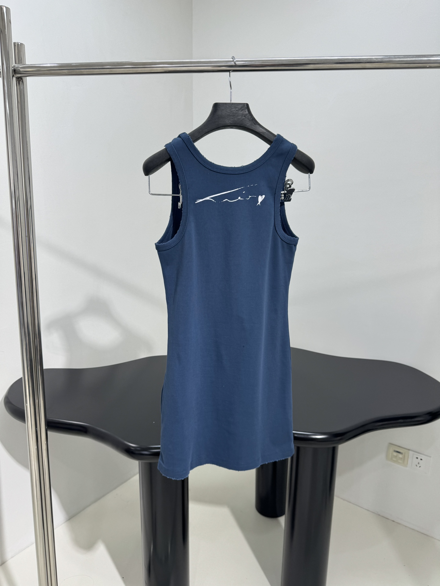 Balenciaga’s Custom Female Suit with PP KRIT Vest: Gender Equality and Artistic Design - 图片 3