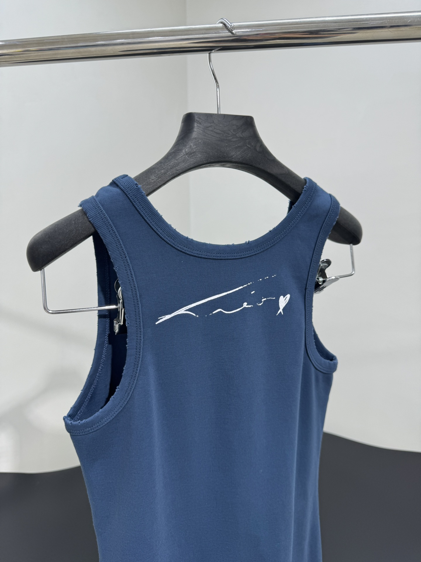 Balenciaga’s Custom Female Suit with PP KRIT Vest: Gender Equality and Artistic Design - 图片 4