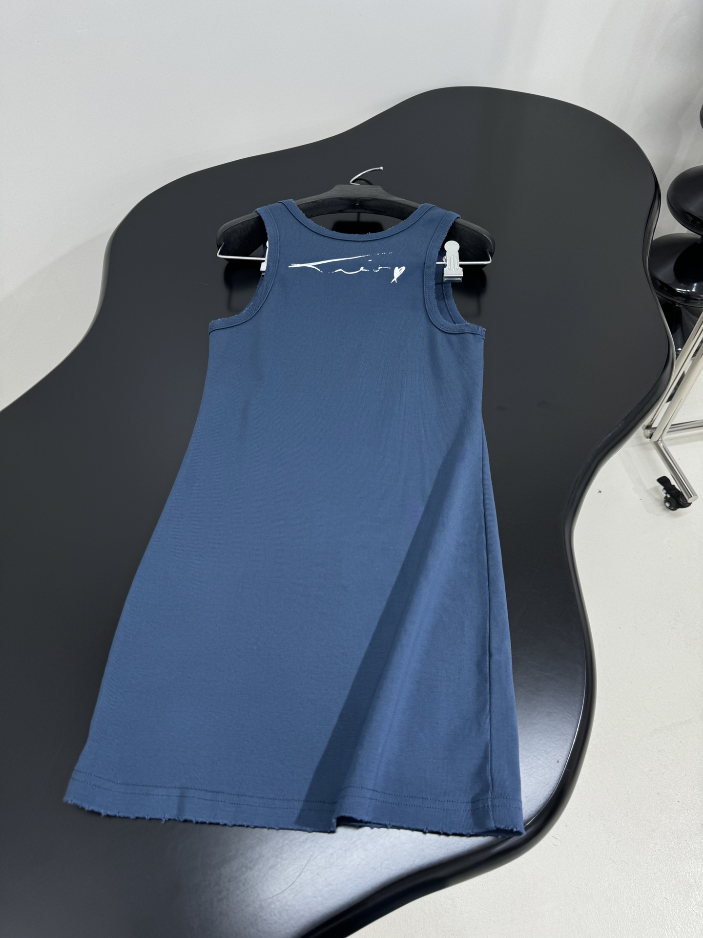 Balenciaga’s Custom Female Suit with PP KRIT Vest: Gender Equality and Artistic Design - 图片 9