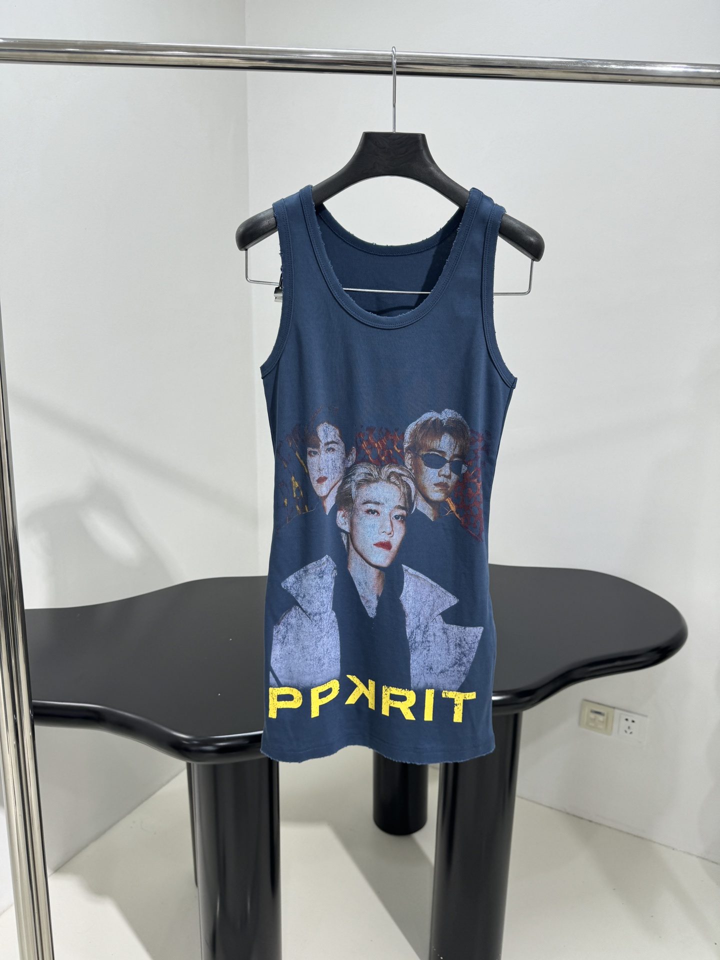Balenciaga’s Custom Female Suit with PP KRIT Vest: Gender Equality and Artistic Design - 图片 1