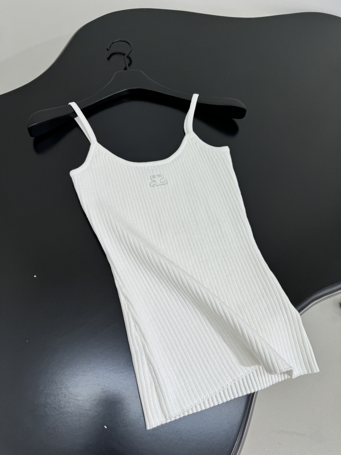 “Cotton Knit Vest Adds Style to Courrege’s P483 Female Suit” - 图片 7