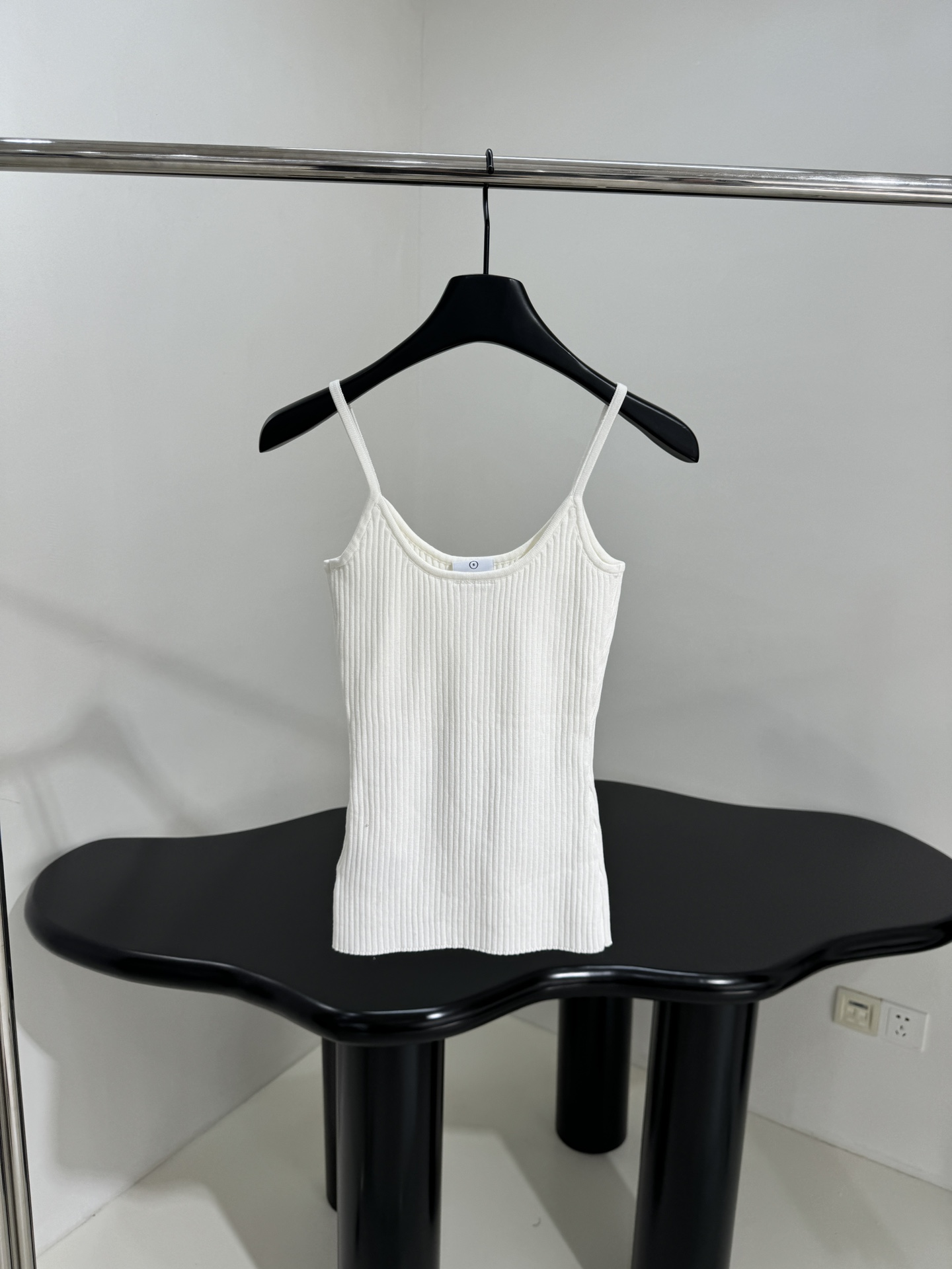 “Cotton Knit Vest Adds Style to Courrege’s P483 Female Suit” - 图片 3
