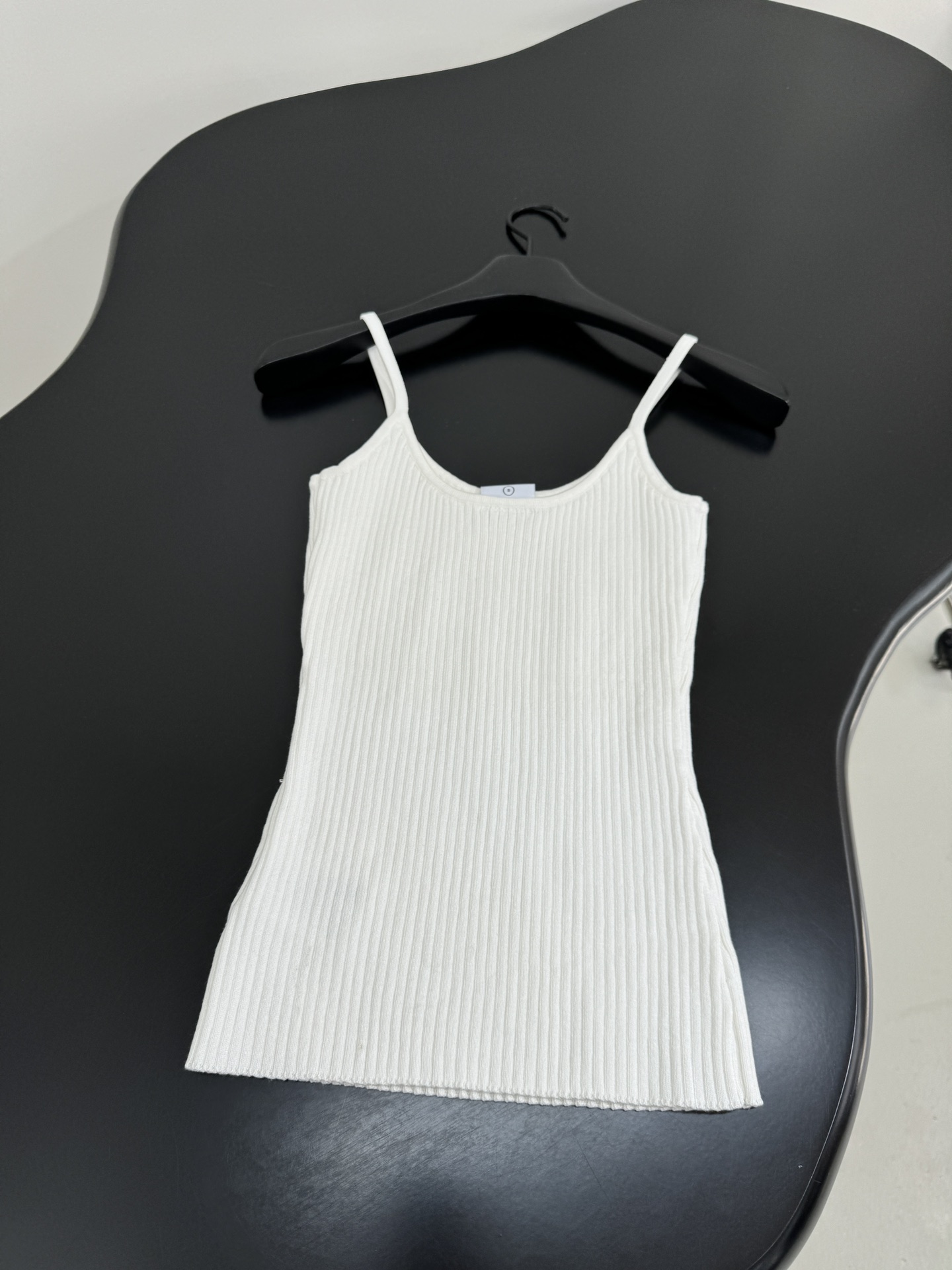 “Cotton Knit Vest Adds Style to Courrege’s P483 Female Suit” - 图片 9