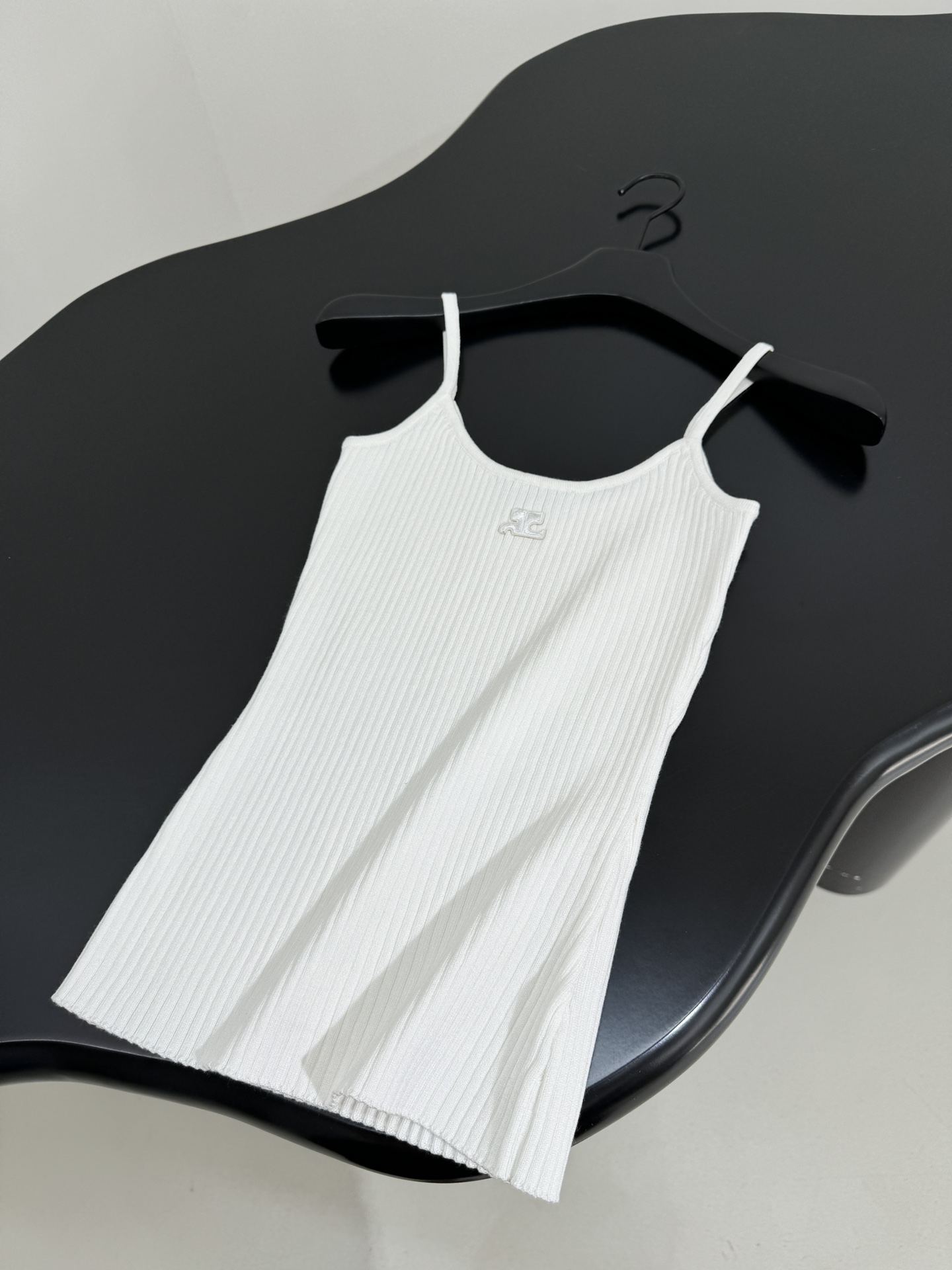 “Cotton Knit Vest Adds Style to Courrege’s P483 Female Suit” - 图片 8