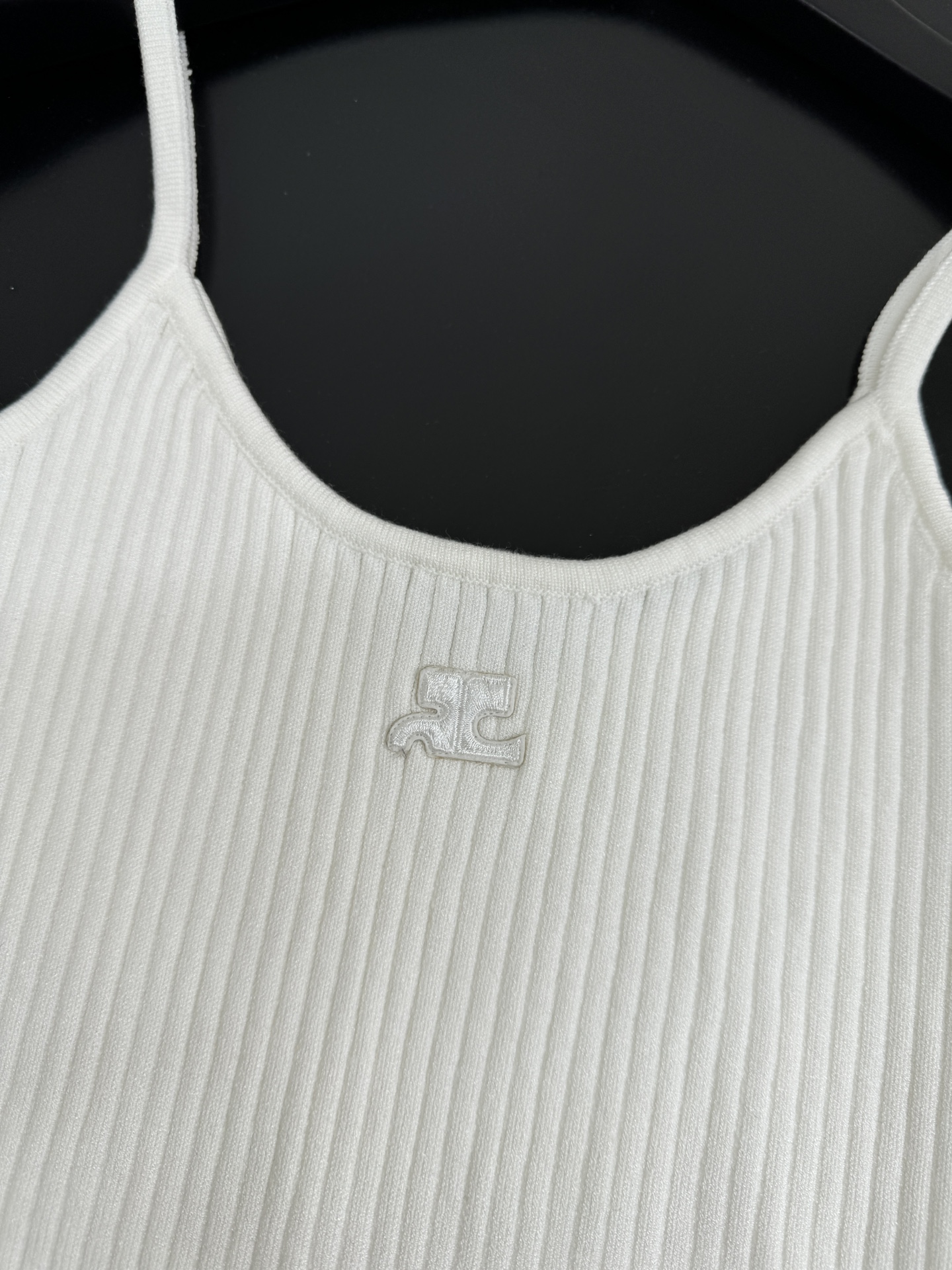 “Cotton Knit Vest Adds Style to Courrege’s P483 Female Suit” - 图片 6