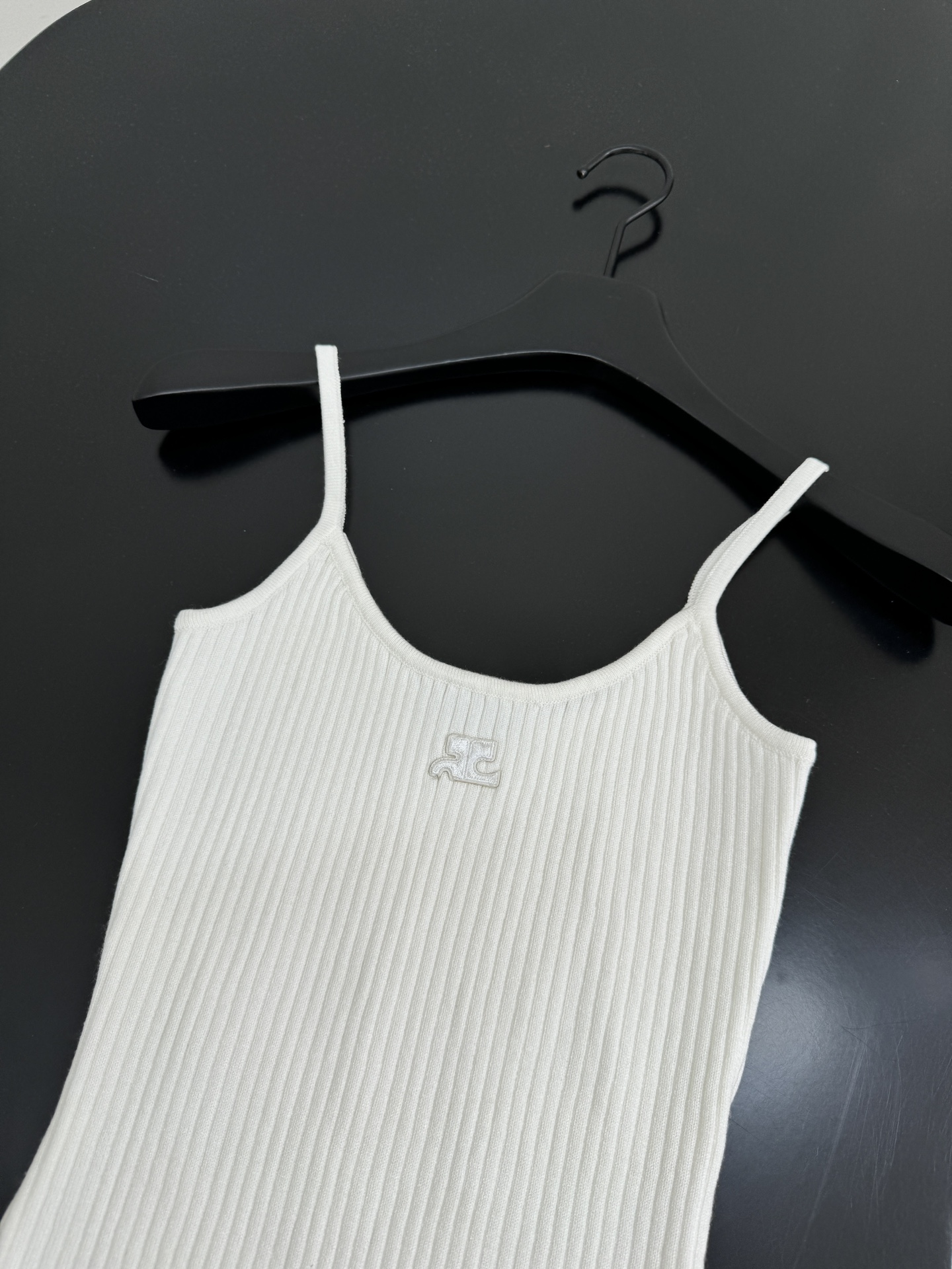 “Cotton Knit Vest Adds Style to Courrege’s P483 Female Suit” - 图片 5