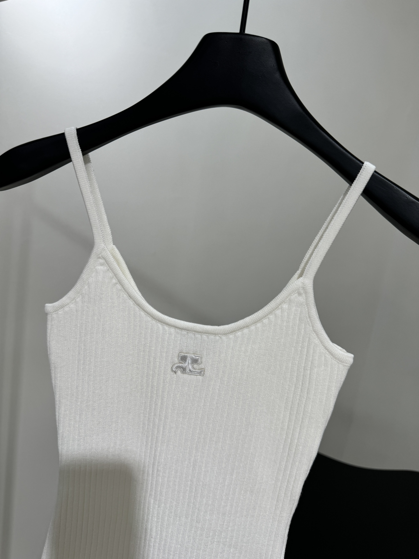 “Cotton Knit Vest Adds Style to Courrege’s P483 Female Suit” - 图片 2