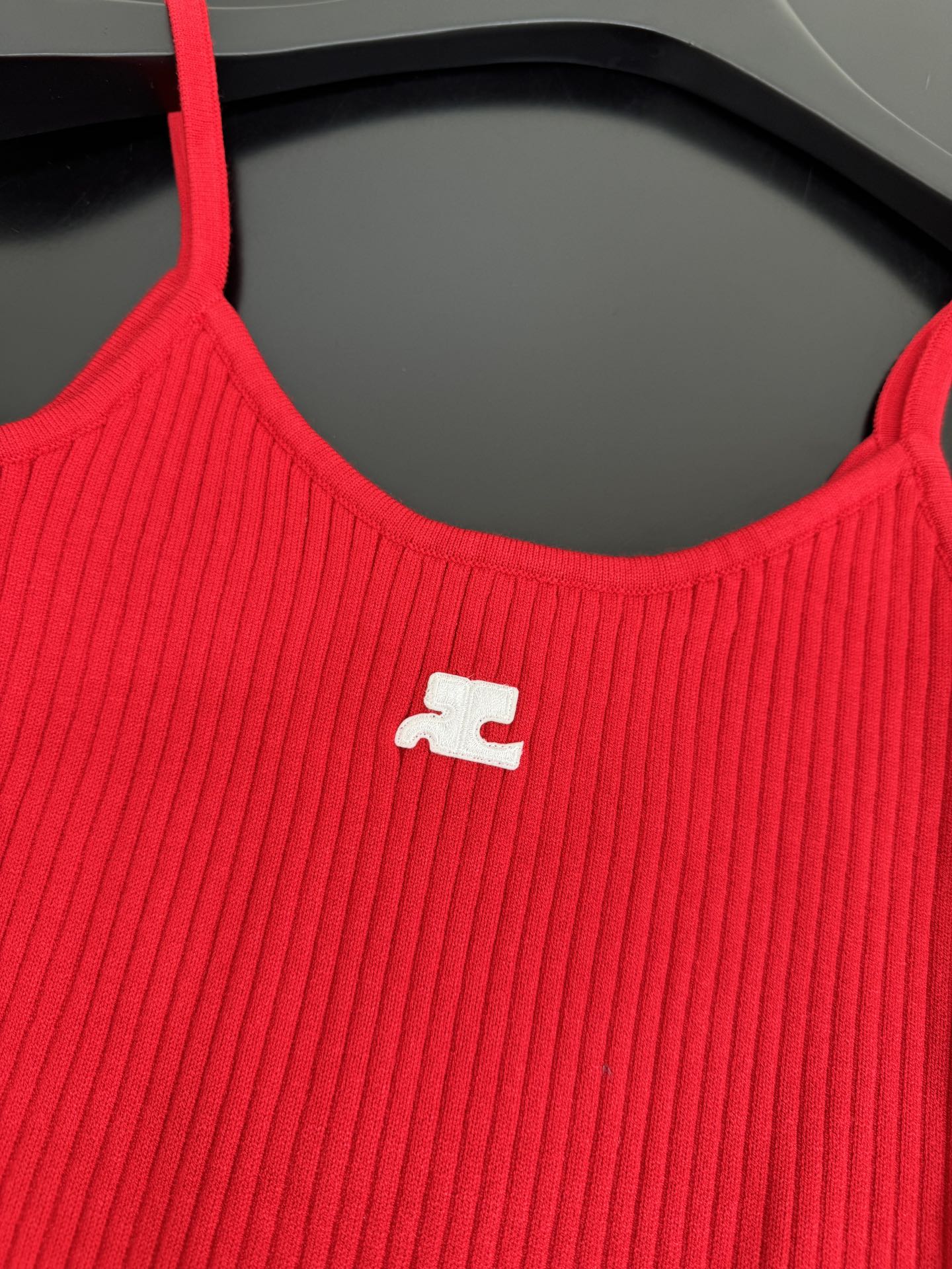 Courrege Suit: Original Design with Cotton Knit Vest, Weave-Making Process and Brand Logo Embroidery - 图片 5