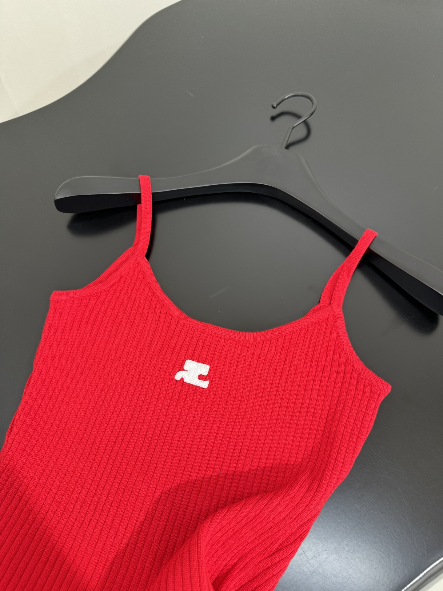 Courrege Suit: Original Design with Cotton Knit Vest, Weave-Making Process and Brand Logo Embroidery - 图片 7