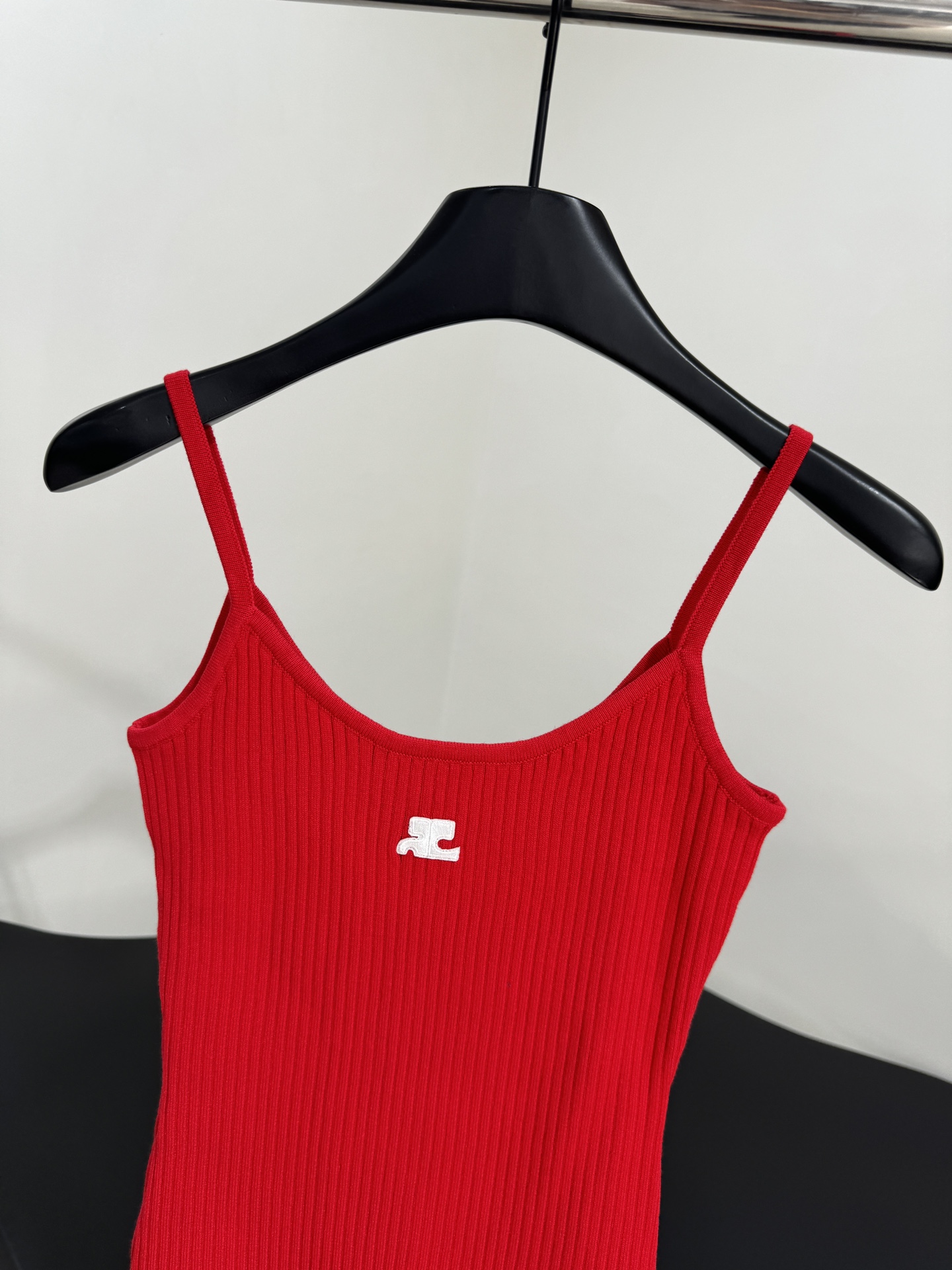 Courrege Suit: Original Design with Cotton Knit Vest, Weave-Making Process and Brand Logo Embroidery - 图片 2