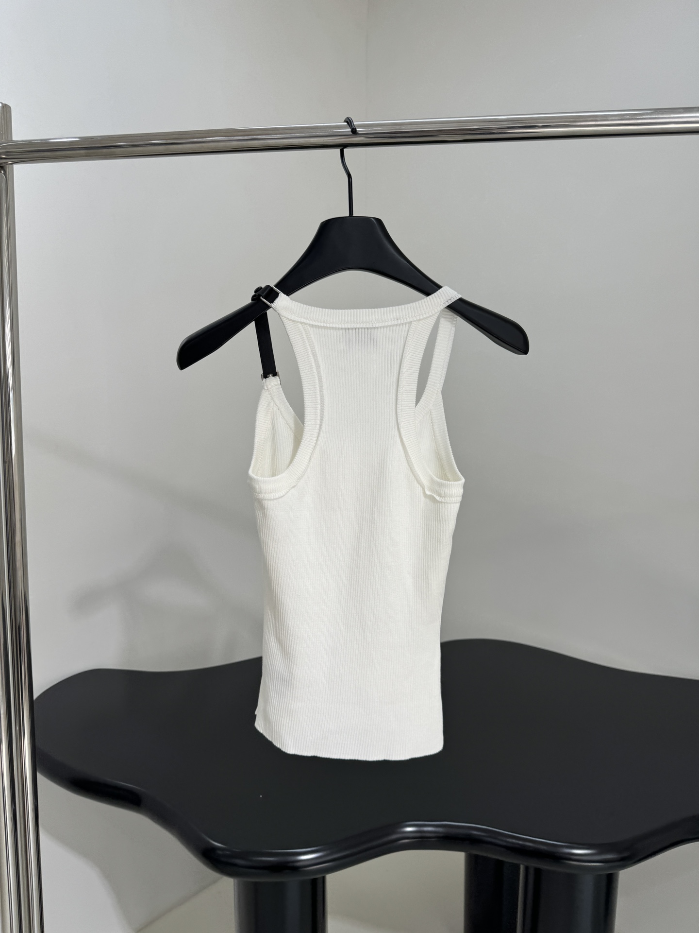 Courreges Original Female Suit with Cotton Knit Vest: Stylish and Comfortable Combination - 图片 3