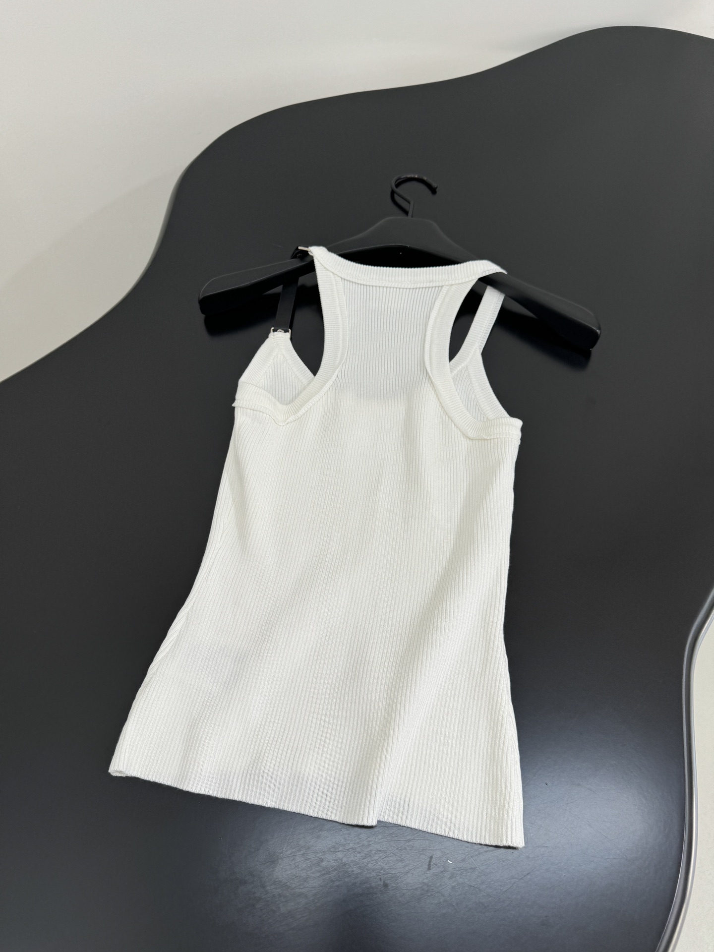 Courreges Original Female Suit with Cotton Knit Vest: Stylish and Comfortable Combination - 图片 8