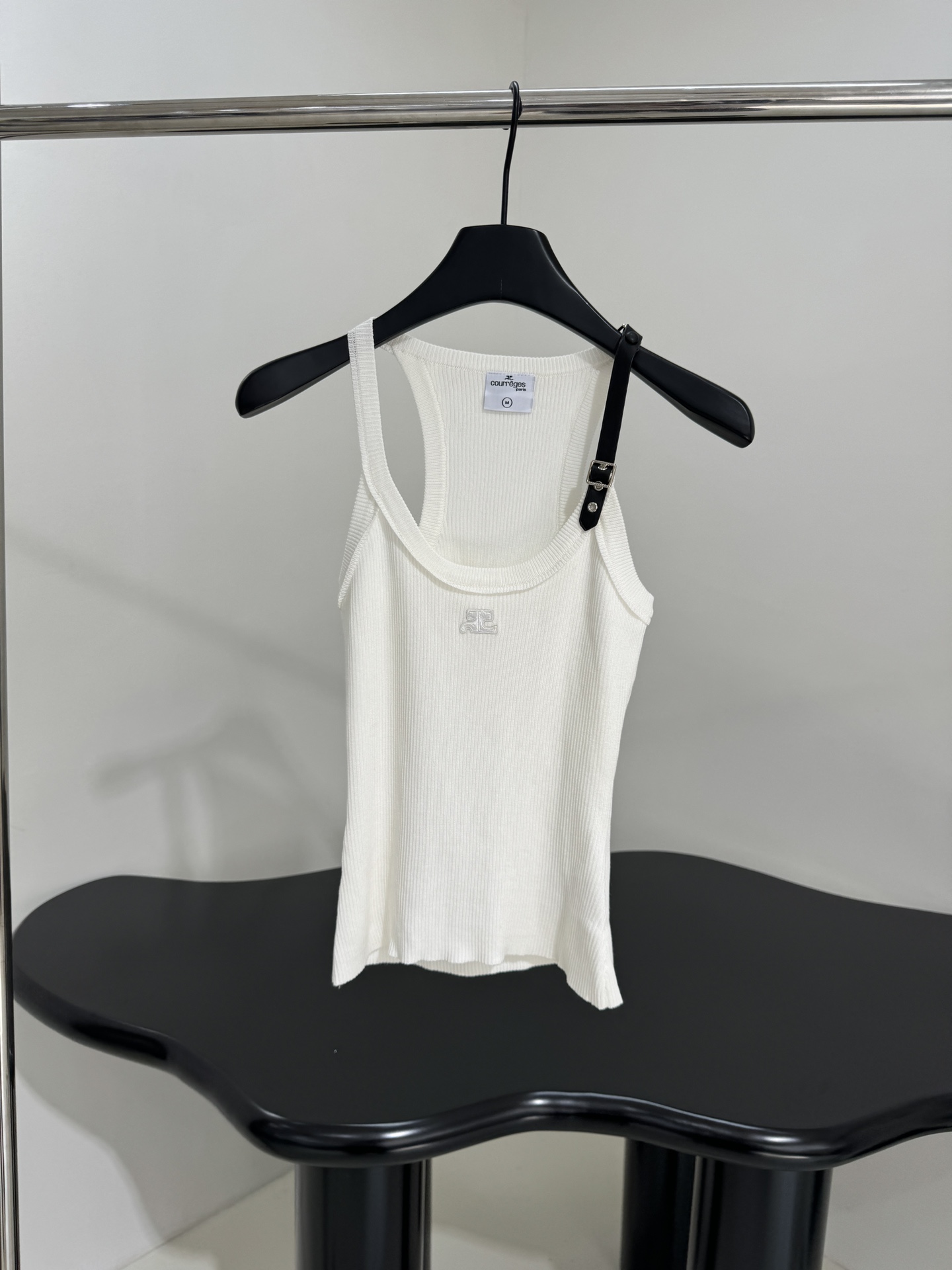 Courreges Original Female Suit with Cotton Knit Vest: Stylish and Comfortable Combination - 图片 1