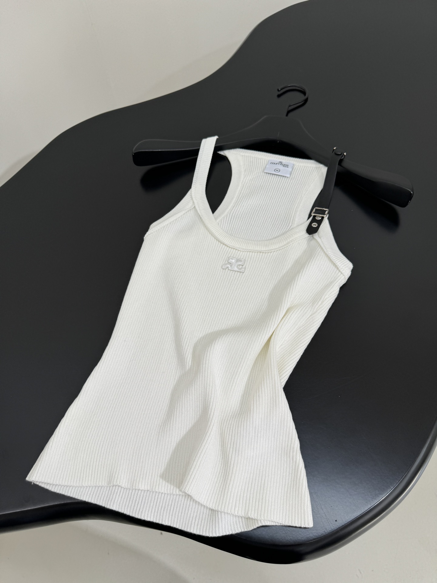 Courreges Original Female Suit with Cotton Knit Vest: Stylish and Comfortable Combination - 图片 5
