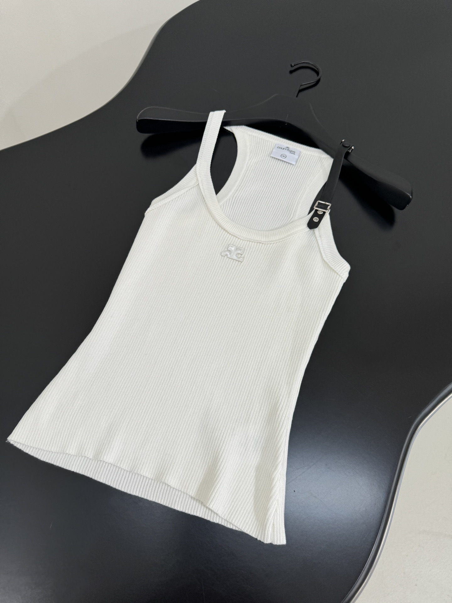 Courreges Original Female Suit with Cotton Knit Vest: Stylish and Comfortable Combination - 图片 7