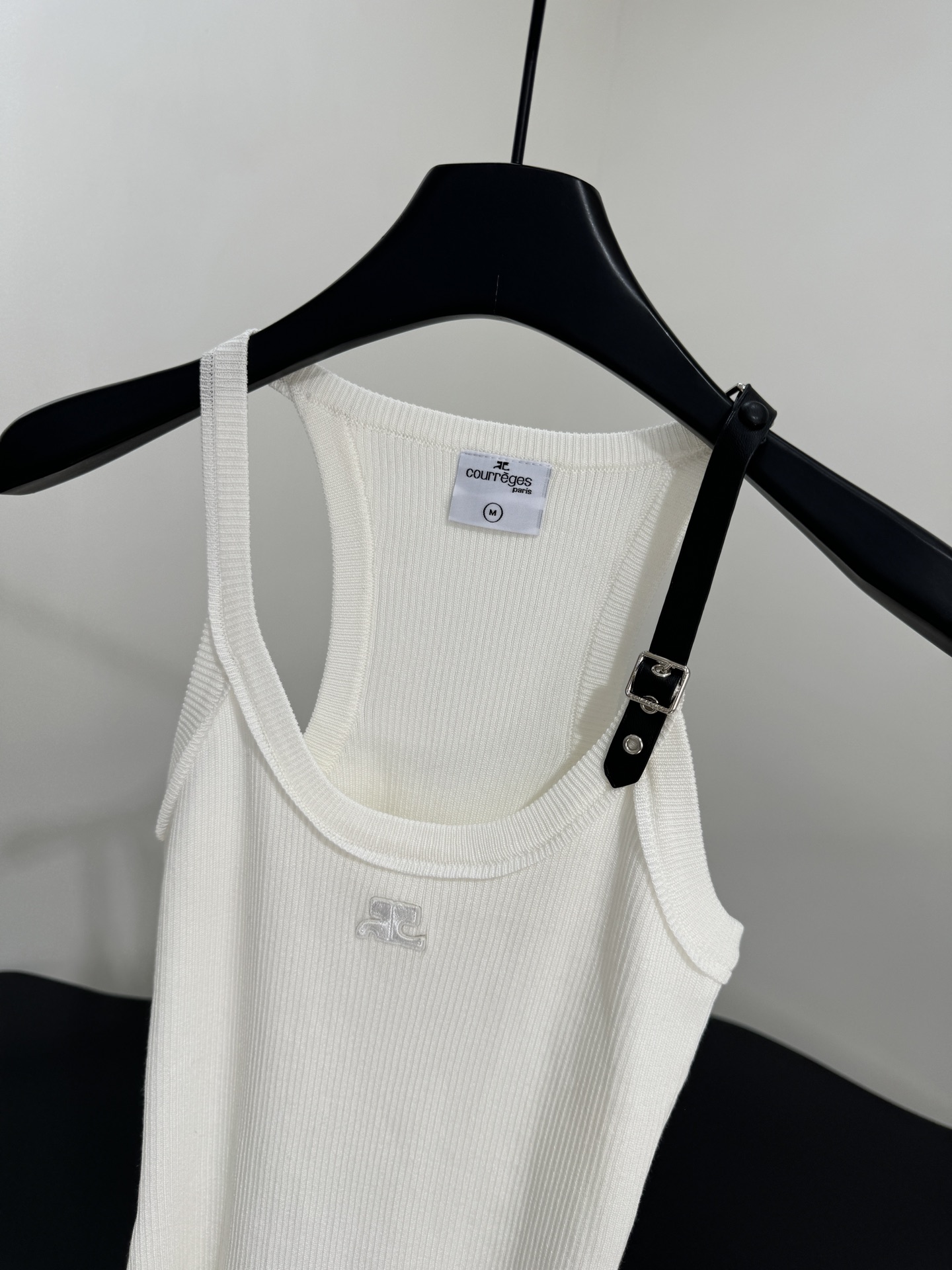 Courreges Original Female Suit with Cotton Knit Vest: Stylish and Comfortable Combination - 图片 2