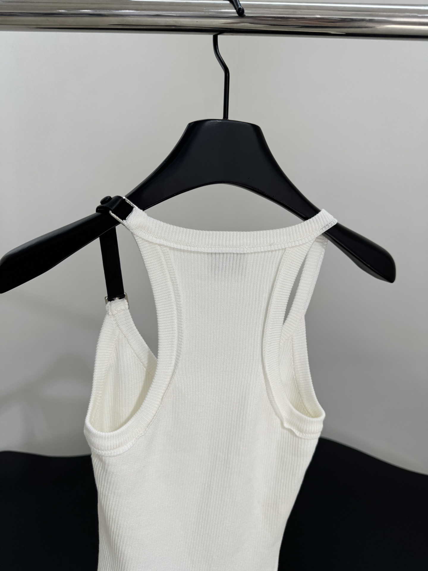 Courreges Original Female Suit with Cotton Knit Vest: Stylish and Comfortable Combination - 图片 4