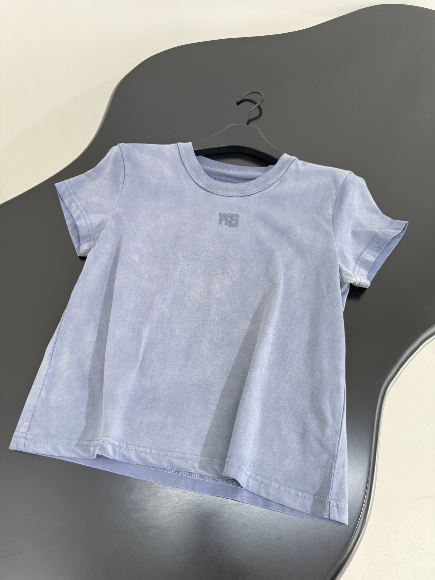 “Alexander Wang’s New Cotton T-Shirt: Original Design with Tattered Logo Tape” - 图片 4