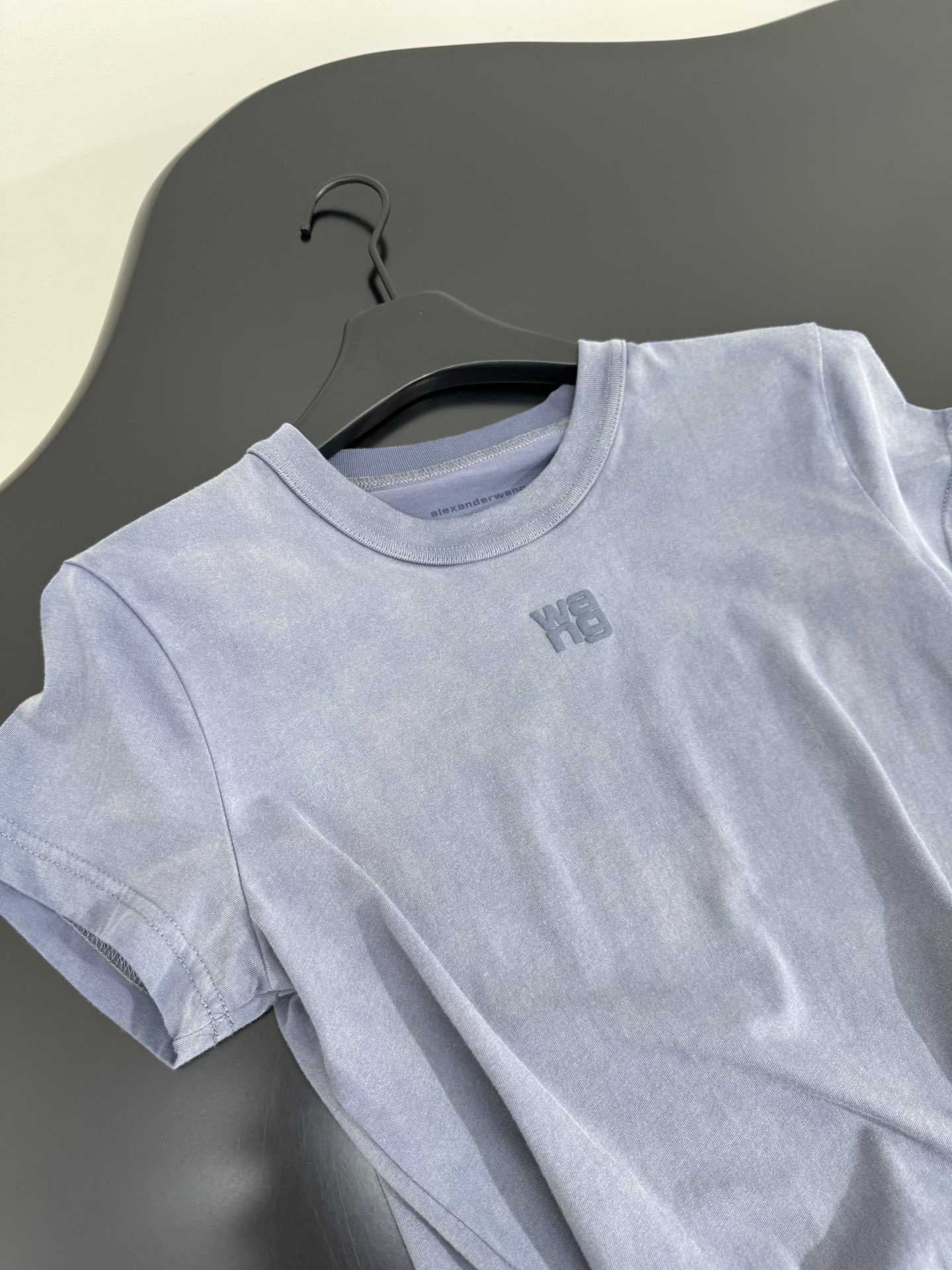 “Alexander Wang’s New Cotton T-Shirt: Original Design with Tattered Logo Tape” - 图片 5